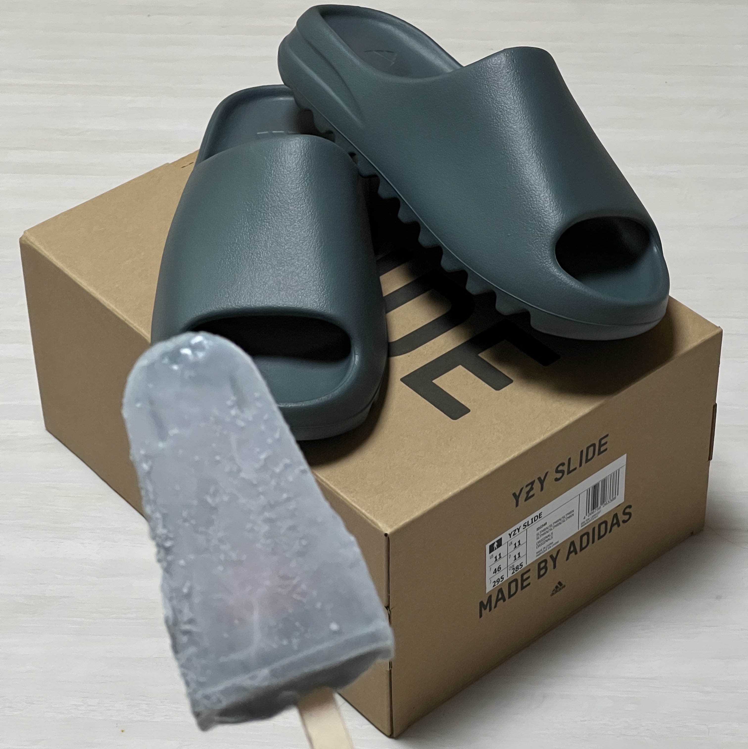 Adidas Yeezy Slide Slate Marine 착용 스타일 - 2