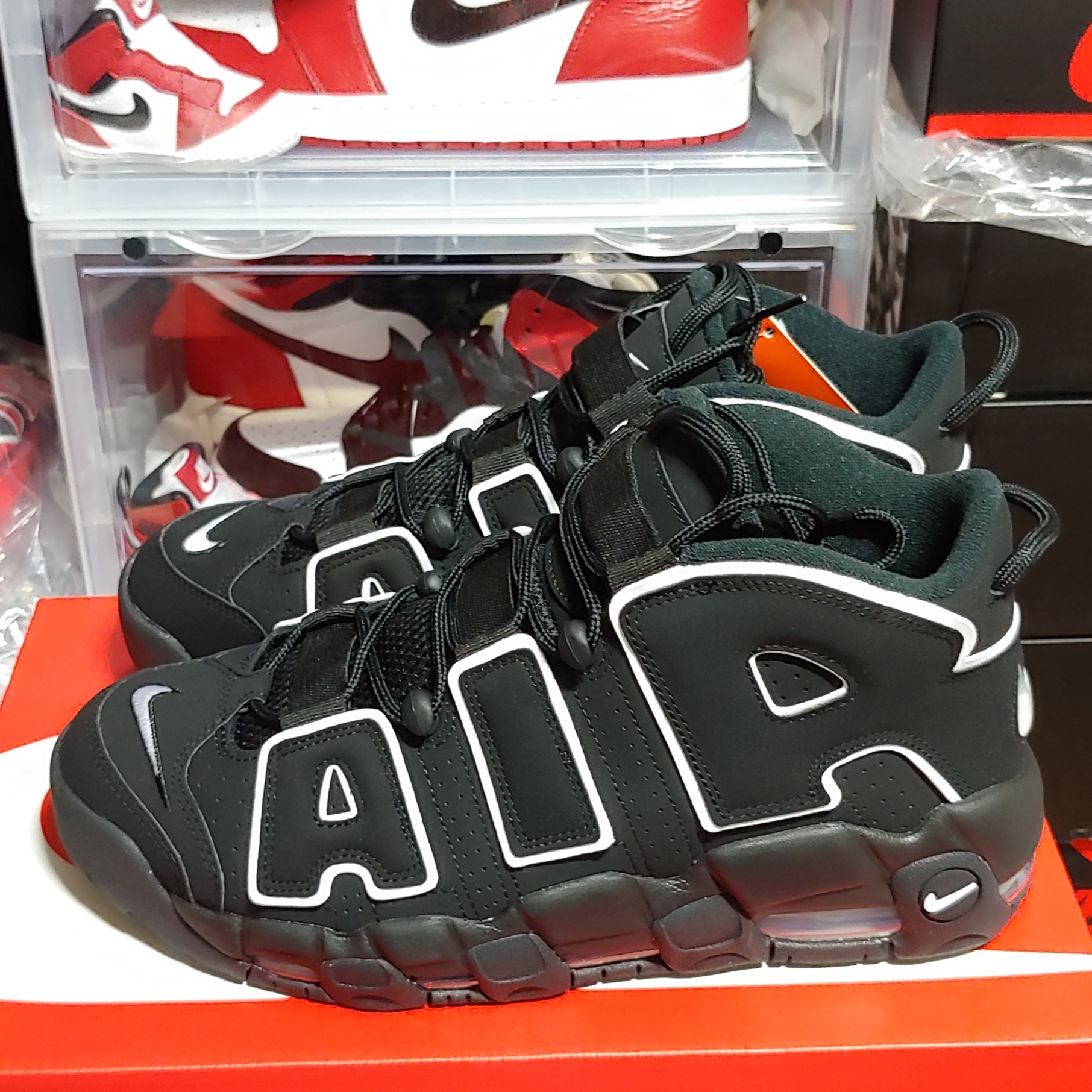 Nike Air More Uptempo Black White 2020, Jordan 1 Retro High OG Chicago 2015 착용 스타일 - 2