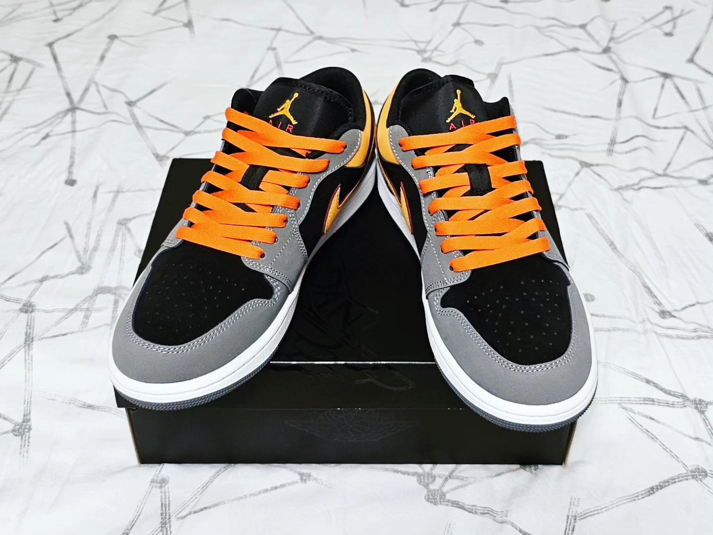 Jordan 1 Low SE Black Vivid Orange 착용 스타일 - 3