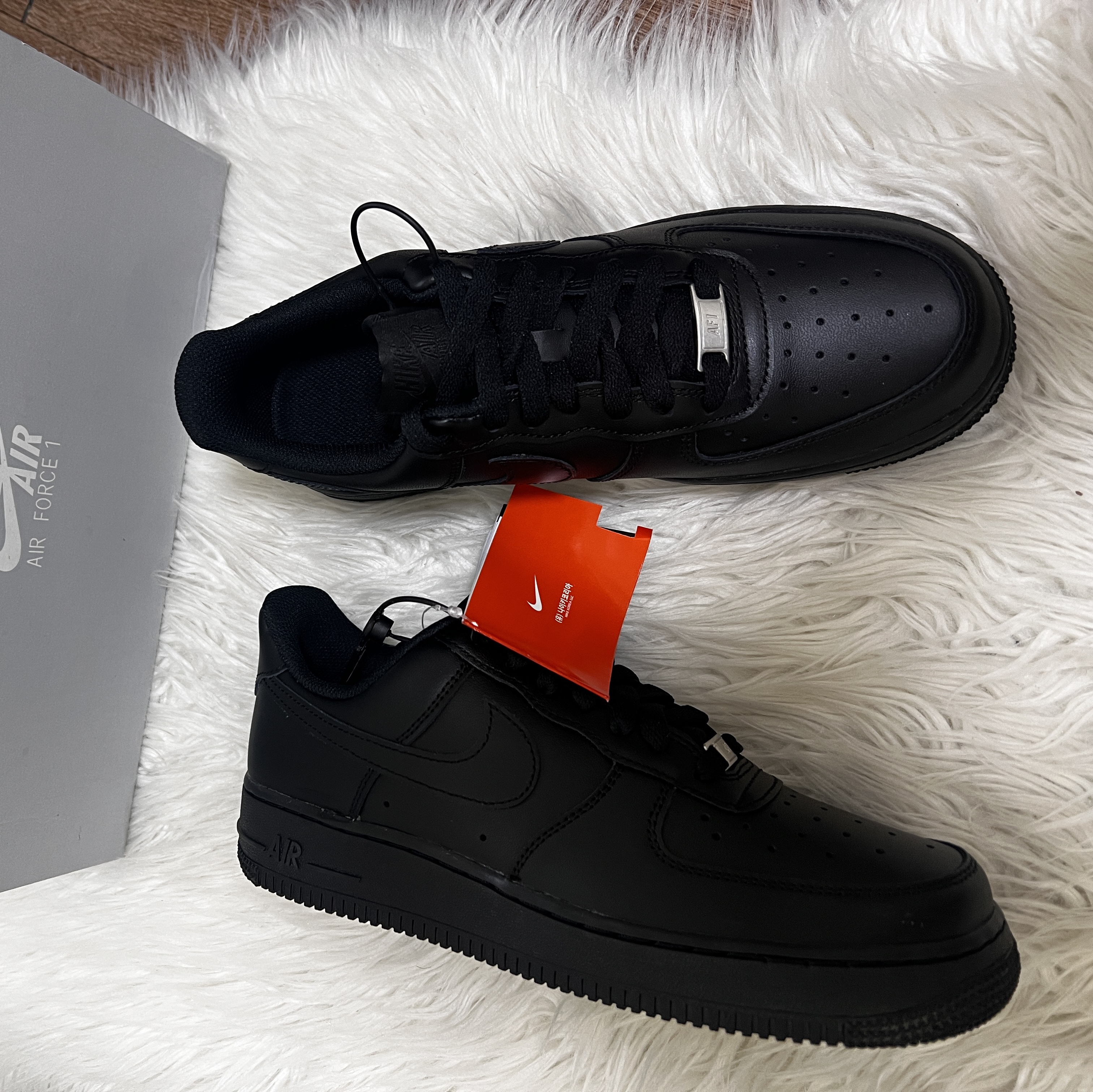 (W) Nike Air Force 1 '07 Low Triple Black 착용 스타일 - 3