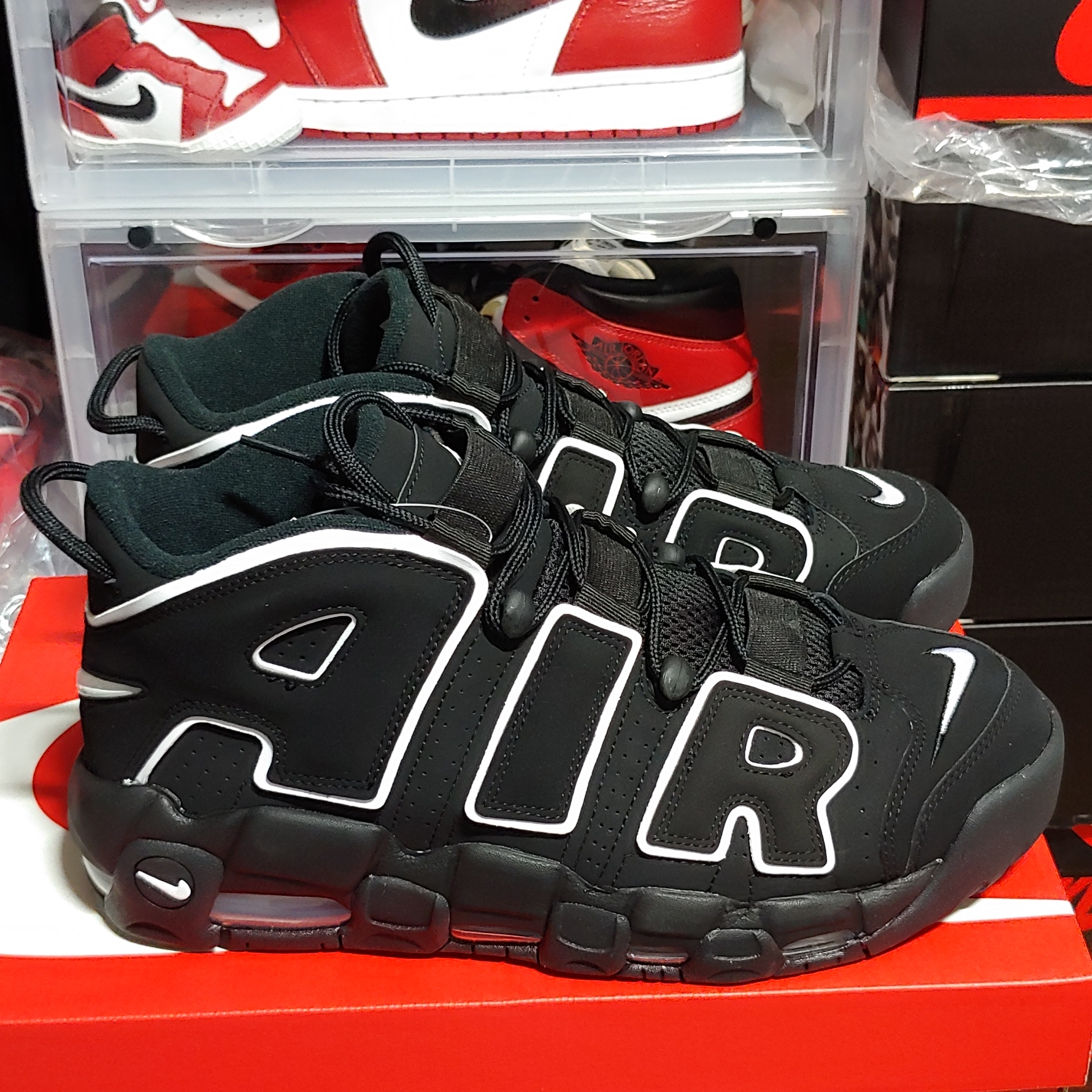 Nike Air More Uptempo Black White 2020, Jordan 1 Retro High OG Chicago 2015 착용 스타일 - 1