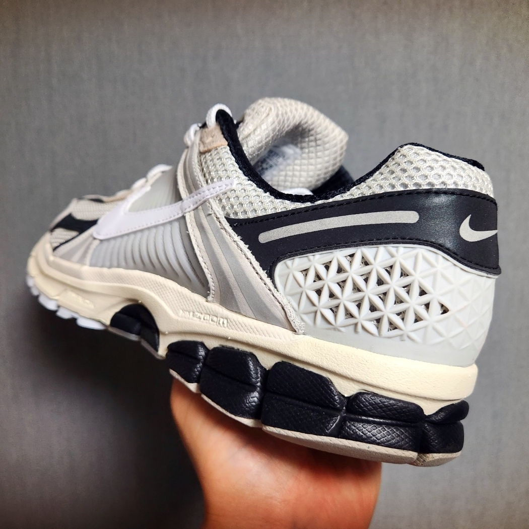 Nike Zoom Vomero 5 Light Bone and Black 착용 스타일 - 2