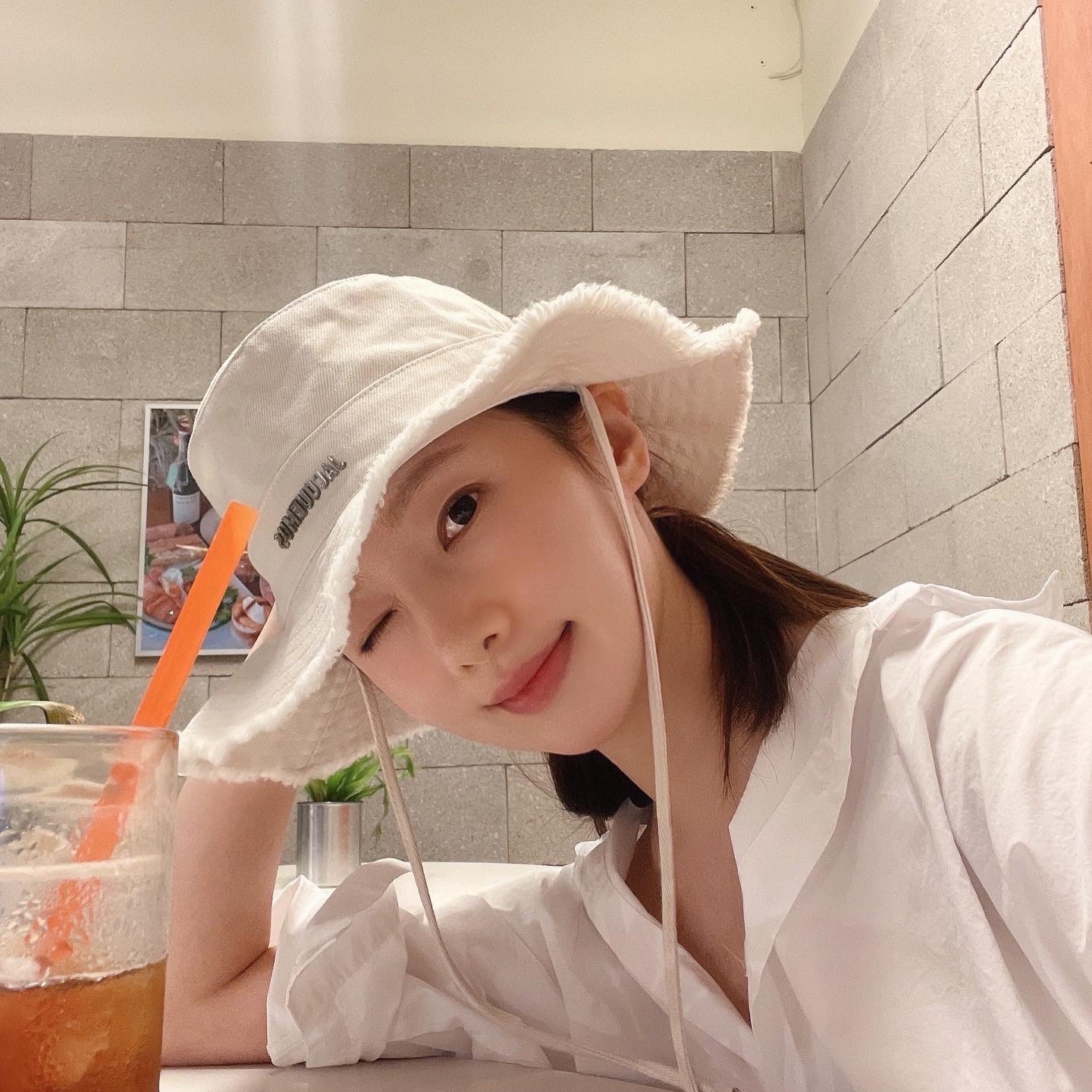 Jacquemus Le Bob Artichaut Bucket Hat Off White 착용 스타일 - 2