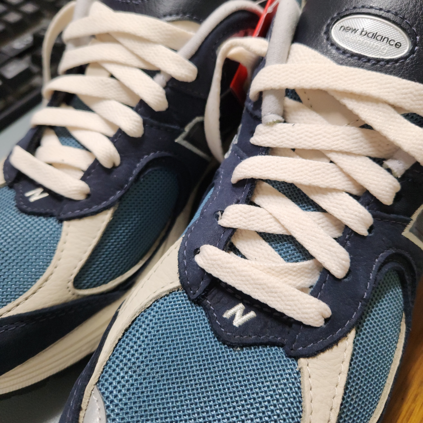 New Balance 2002R Dark Navy 착용 스타일