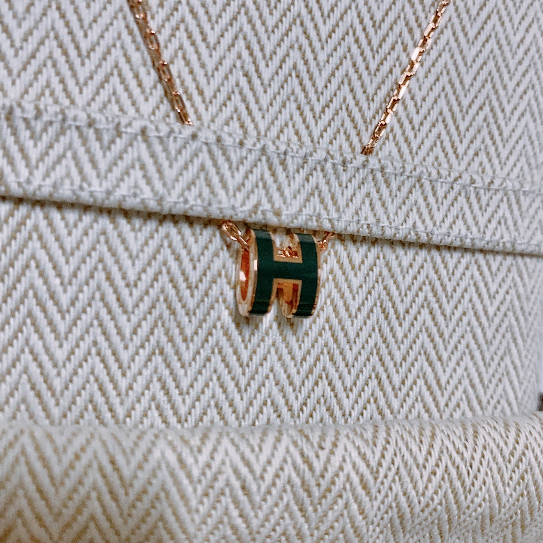 (W) Hermes Mini Pop H Pendant Rose Gold & Vert Cypres 착용 스타일 - 1