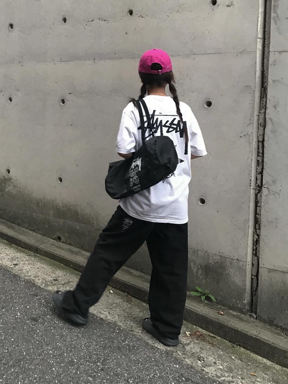Stussy Washed Canvas Big OL' Jean Black, Stussy x Gang Starr Take It Personal T-Shirt White 착용 스타일 - 2