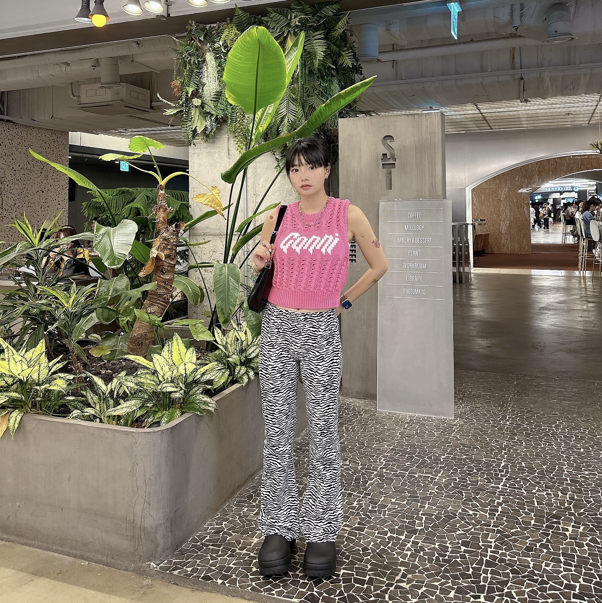 (W) Ganni Rope Cropped Vest Bonbon, (W) Adidas Adifom Stan Smith Mule Core Black 착용 스타일 - 1