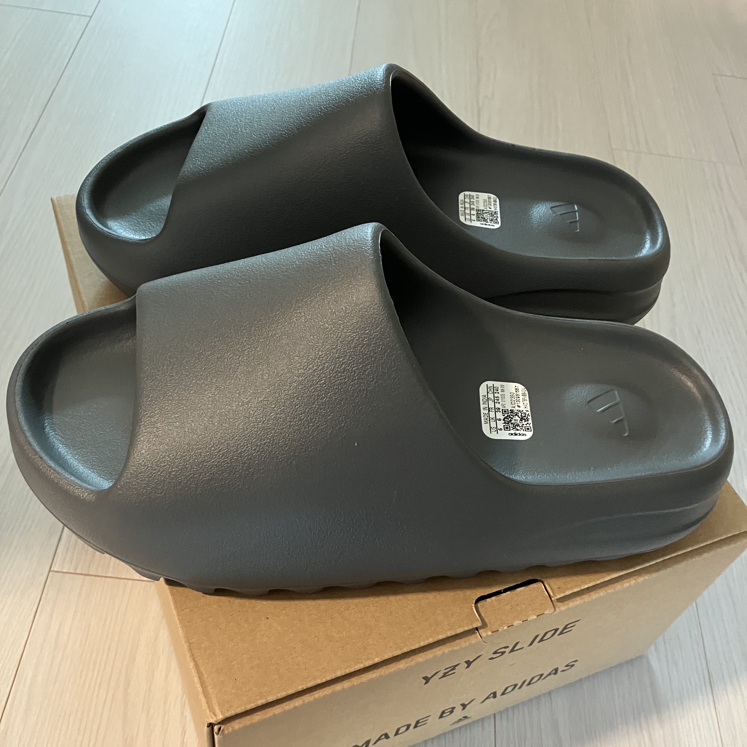 Adidas Yeezy Slide Slate Grey 착용 스타일