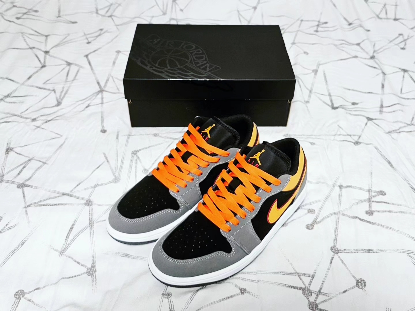 Jordan 1 Low SE Black Vivid Orange 착용 스타일 - 1