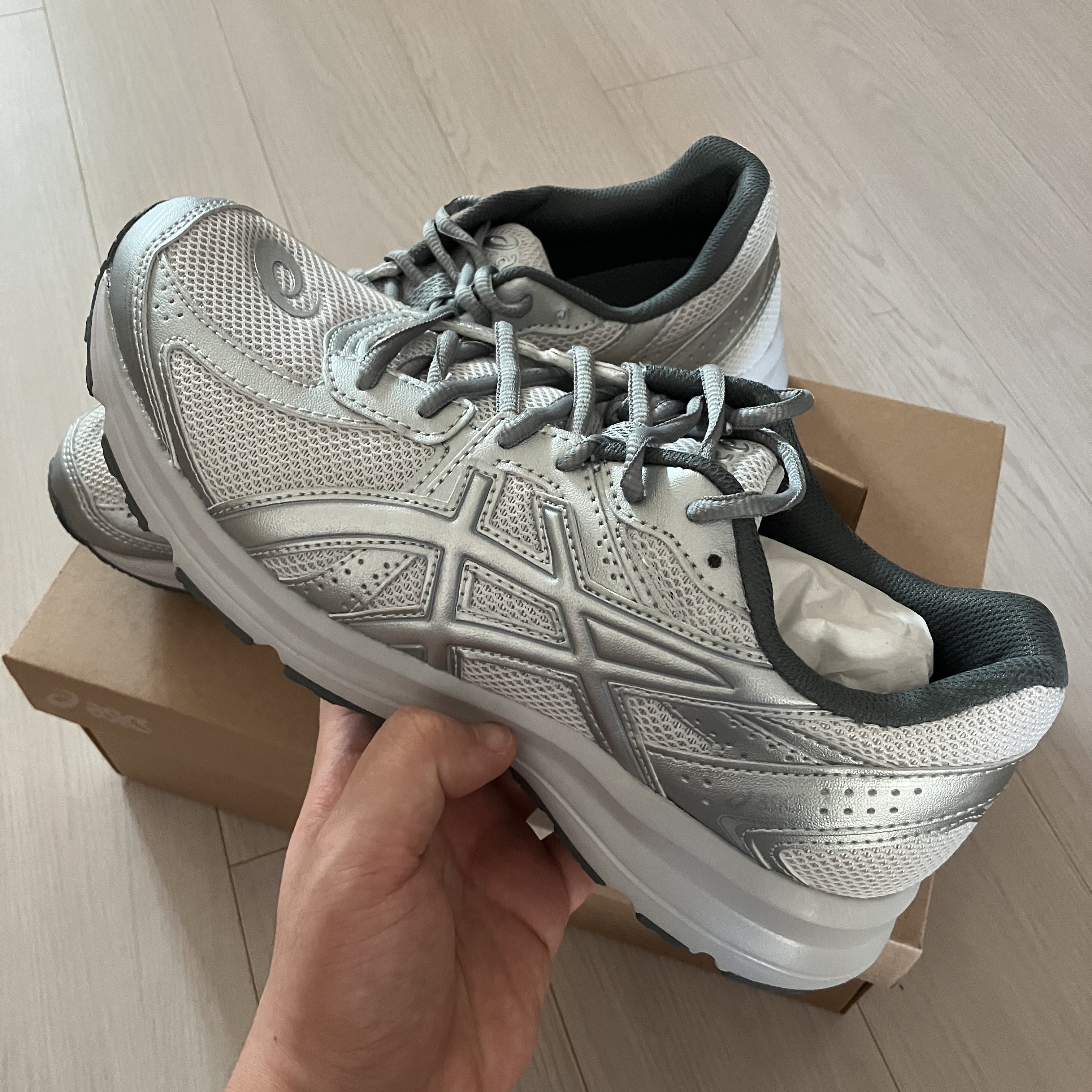Asics Jog 100 S SMU Glacier Grey Pure Silver - 2E Wide 착용 스타일
