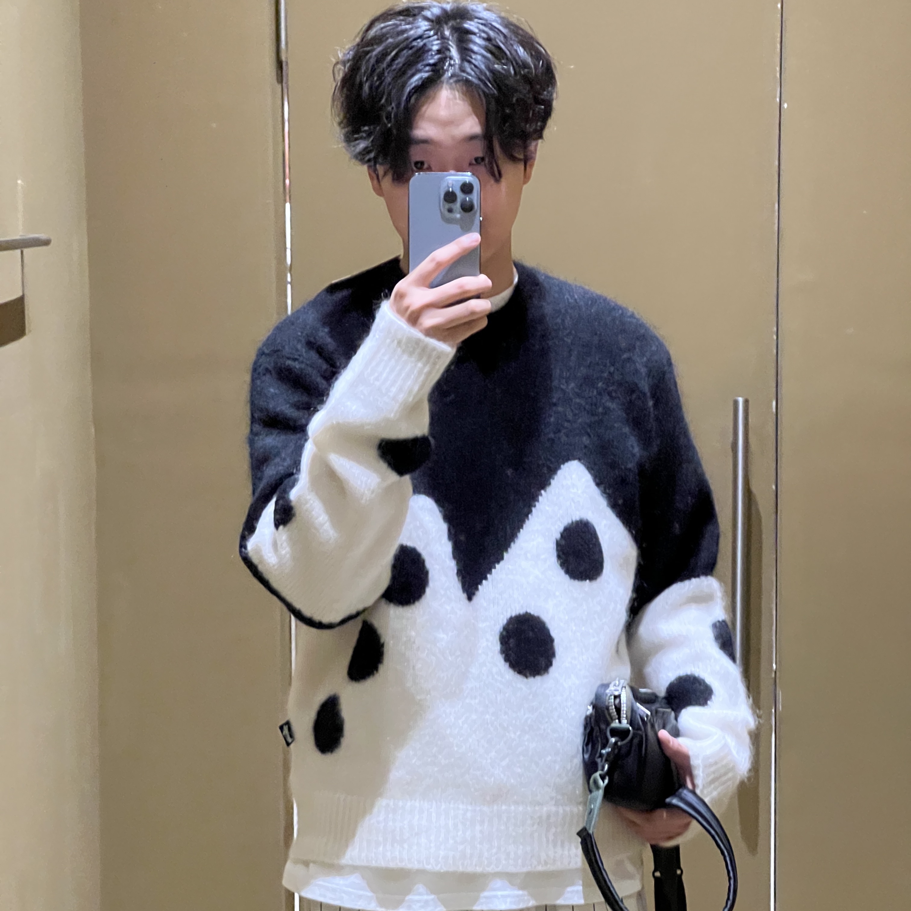 Stussy Dice Fuzzy Crew Black 착용 스타일