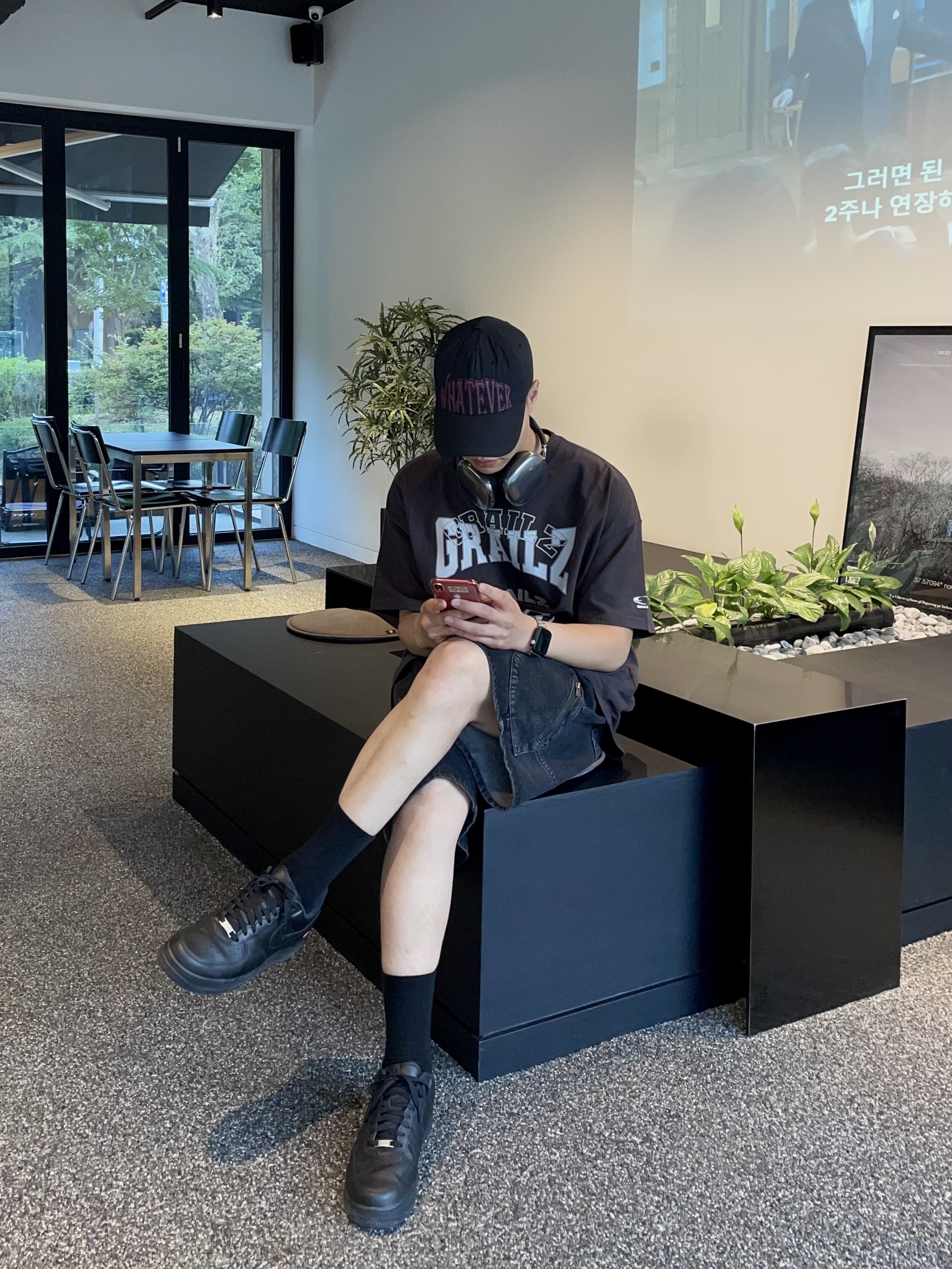 Nike x Supreme Air Force 1 Low Black, Apple AirPods Max Lightning Space Gray (Korean Ver.) 착용 스타일 - 1