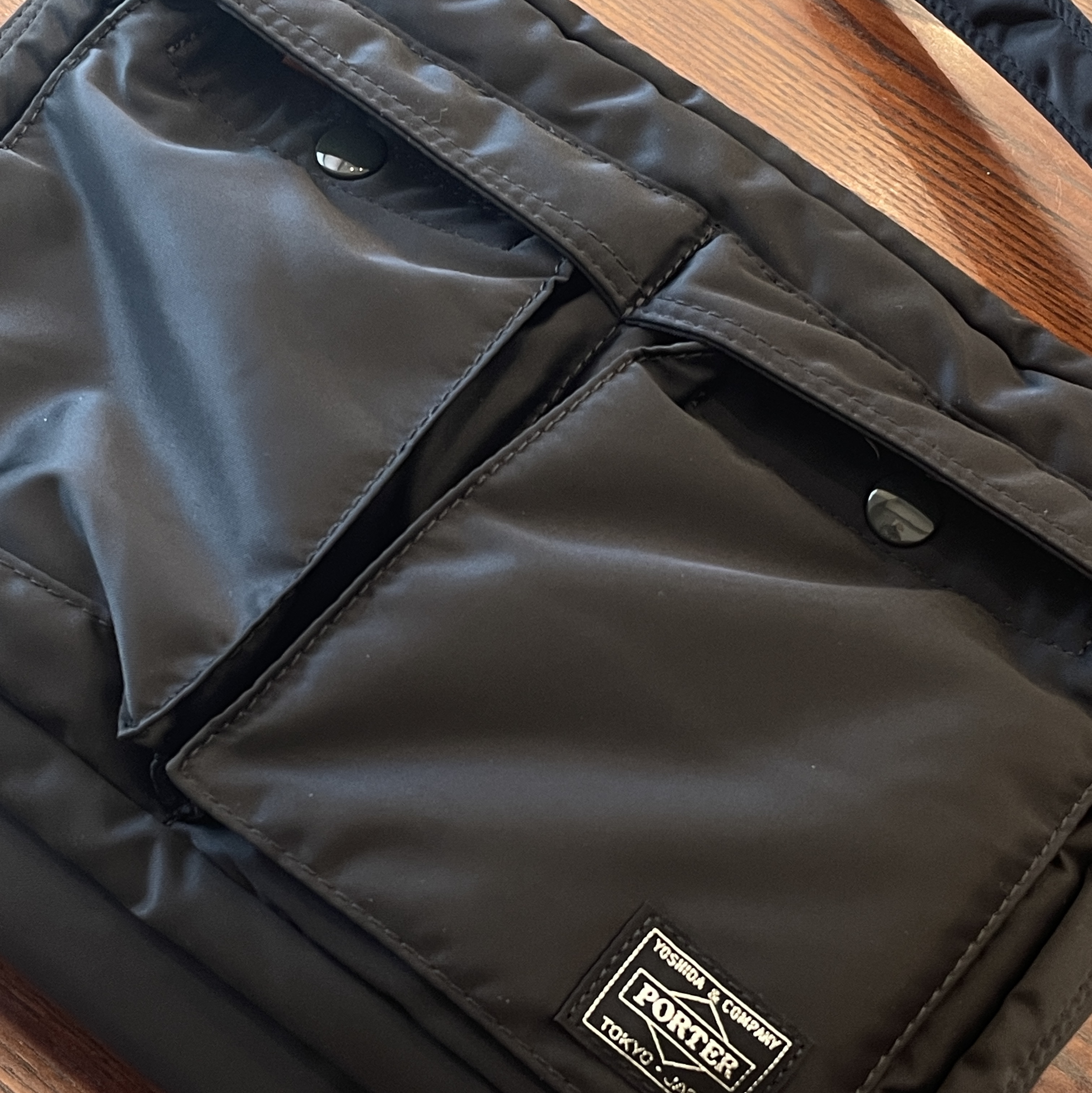 Porter Tanker Shoulder Bag L Black 착용 스타일