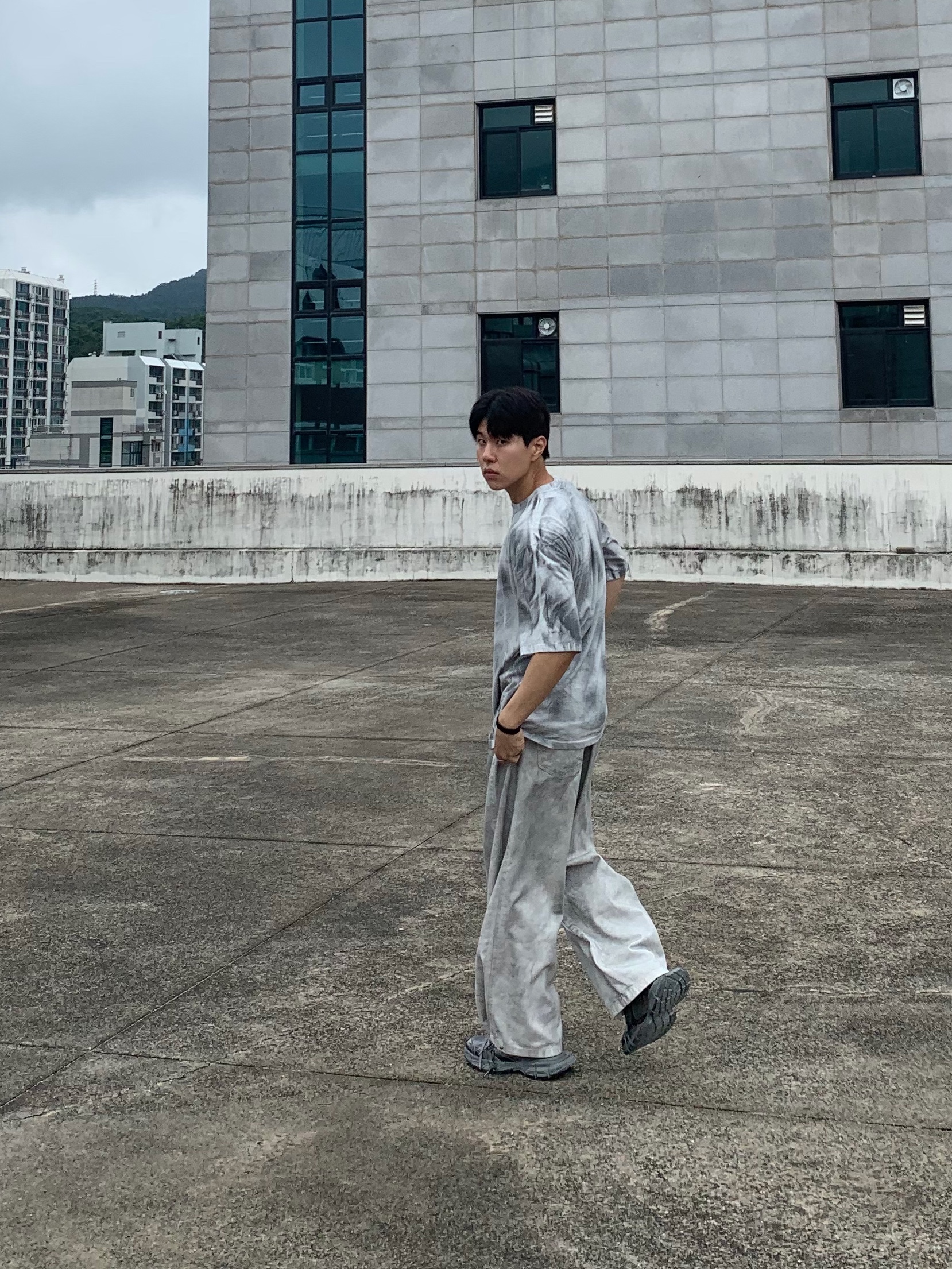 Balenciaga 3XL Sneakers Grey Black 착용 스타일 - 4