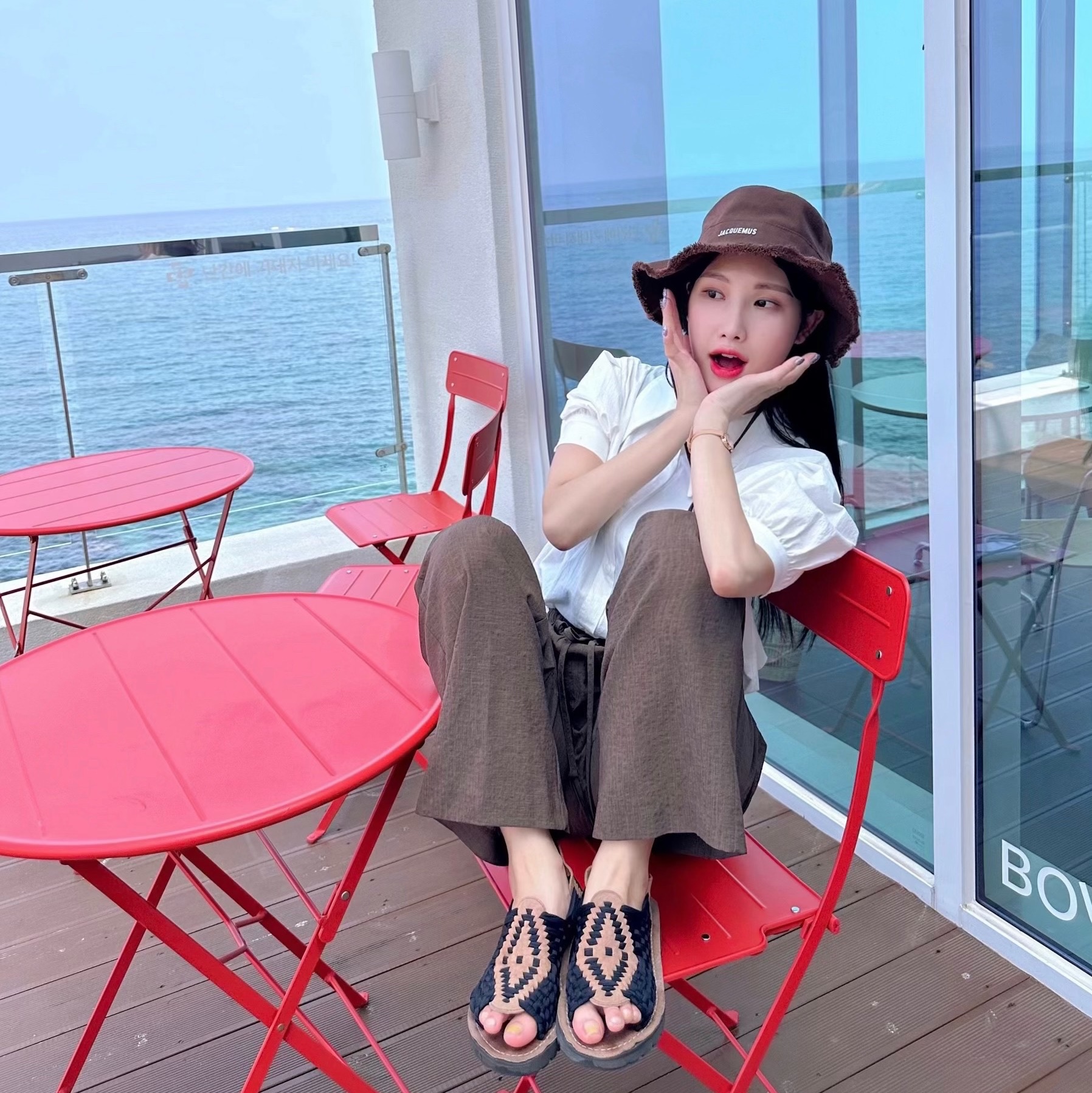 Jacquemus Le Bob Artichaut Bucket Hat Brown 착용 스타일 - 3