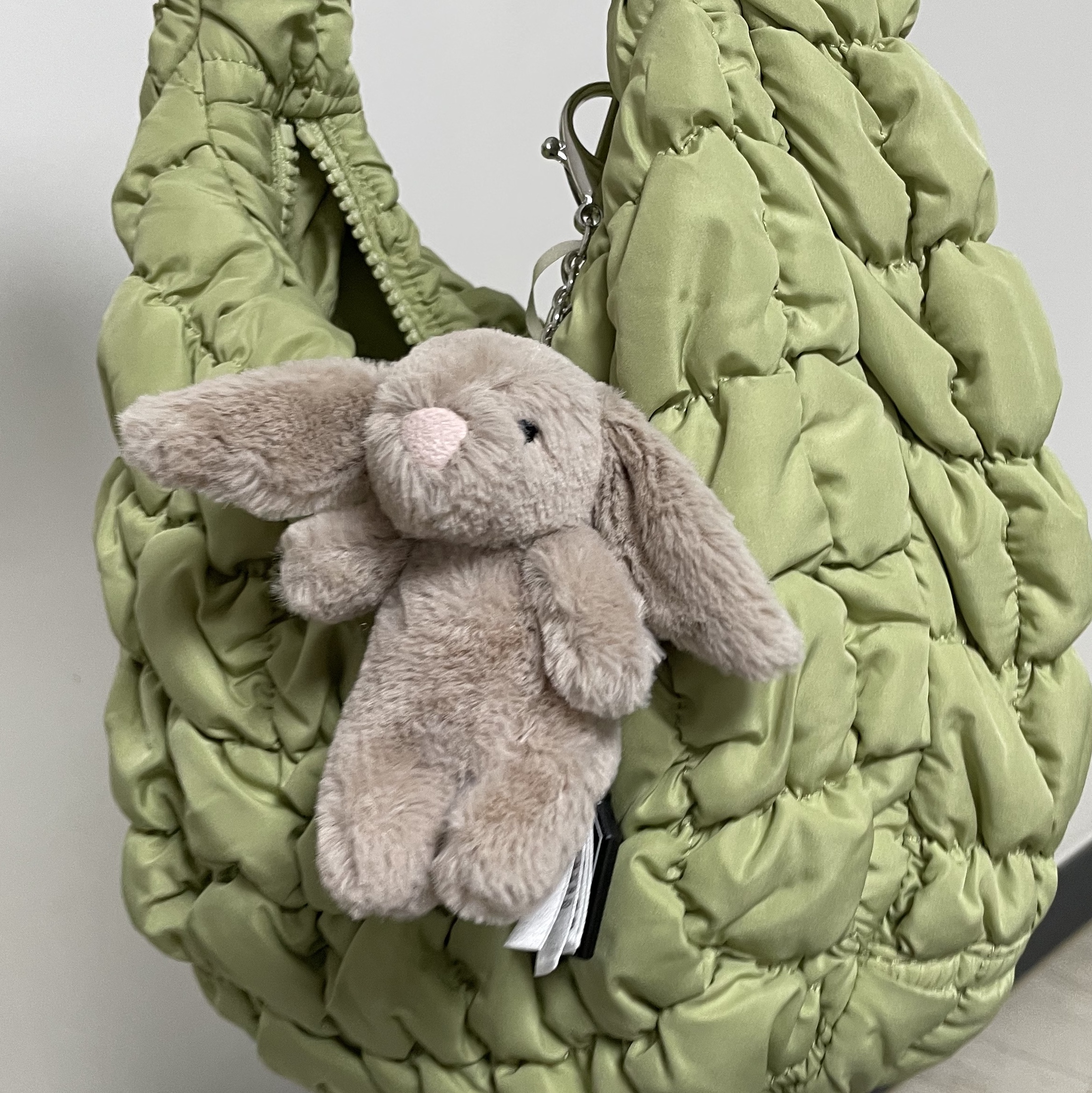 Jellycat Bashful Bunny Bag Charm Beige 착용 스타일