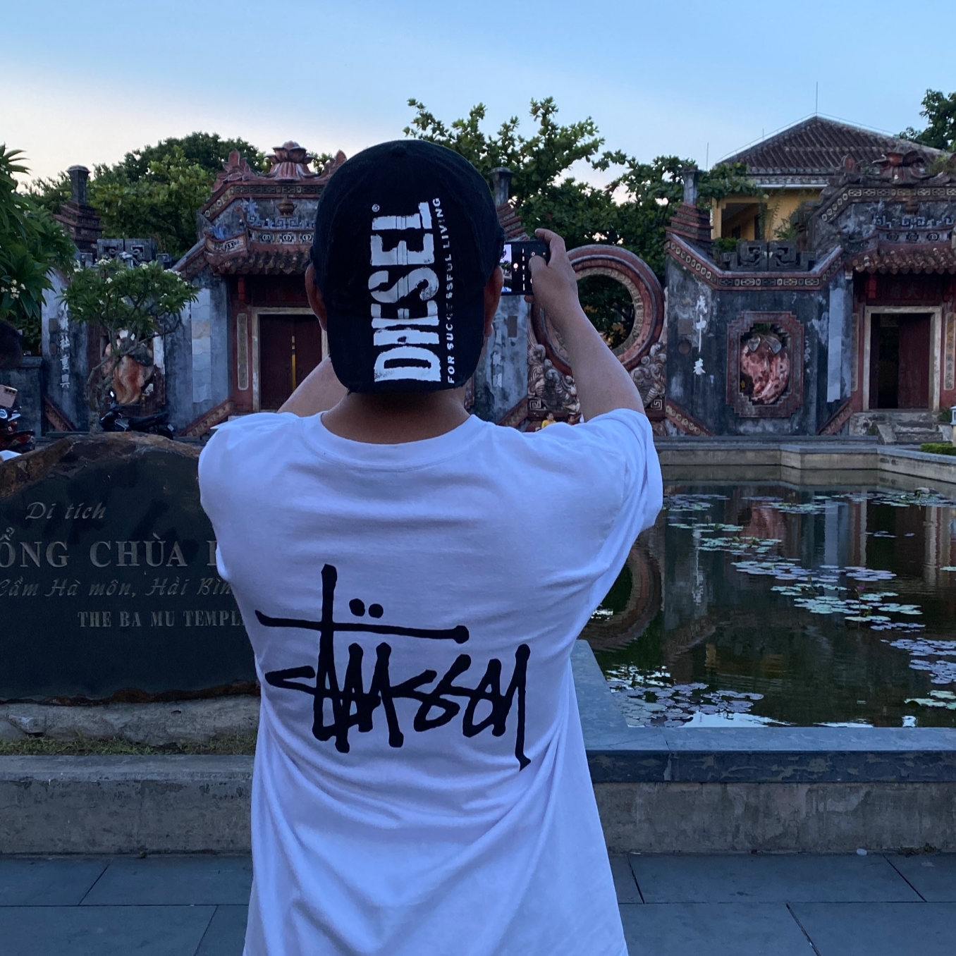 Stussy Basic Stussy T-Shirt White 2022, Diesel C-Ewan Baseball Cap with Diesel Lettering Black 착용 스타일
