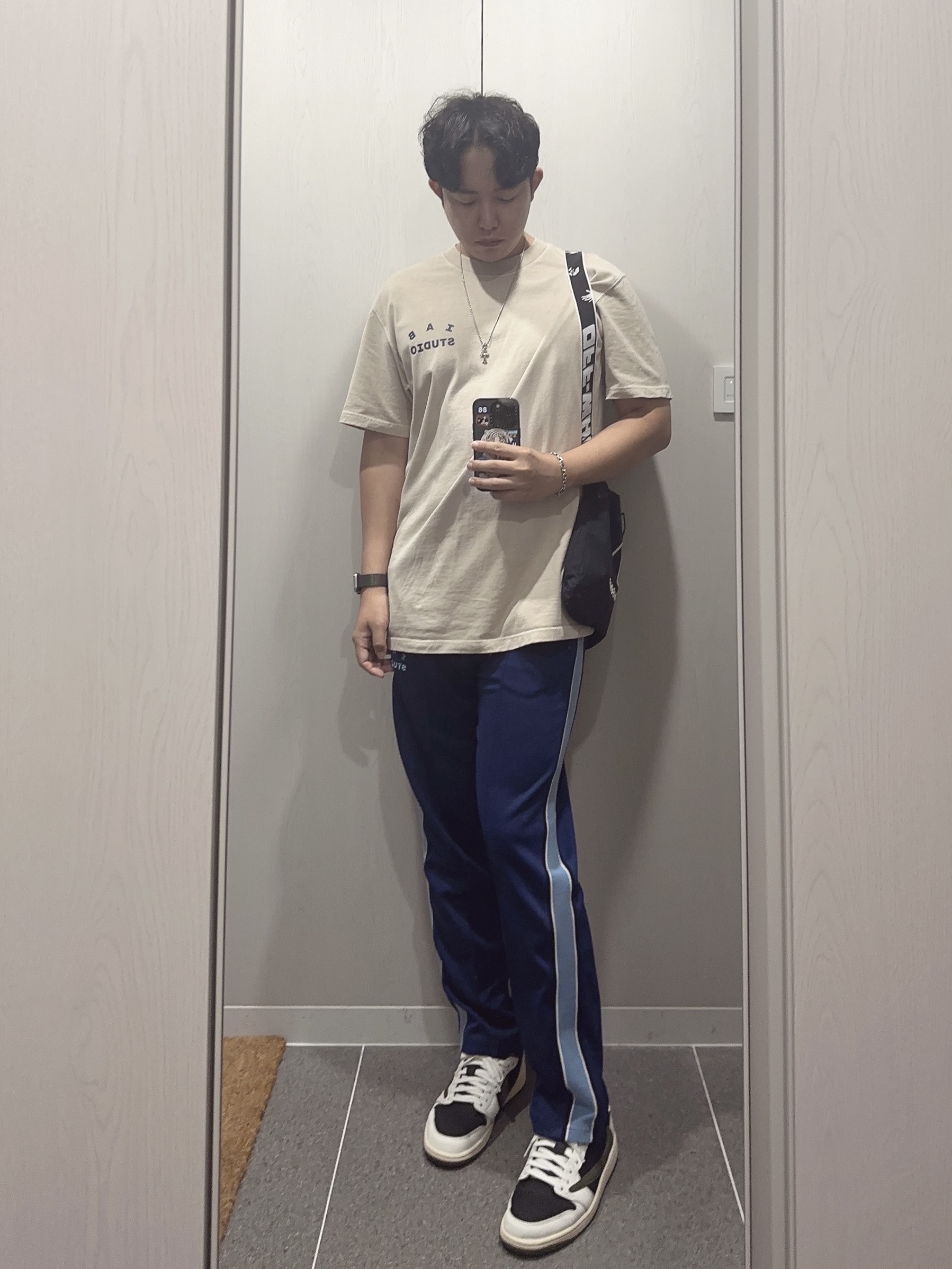 IAB Studio Pigment T-Shirt Oatmeal, IAB Studio Track Pants Navy - 21SS 착용 스타일