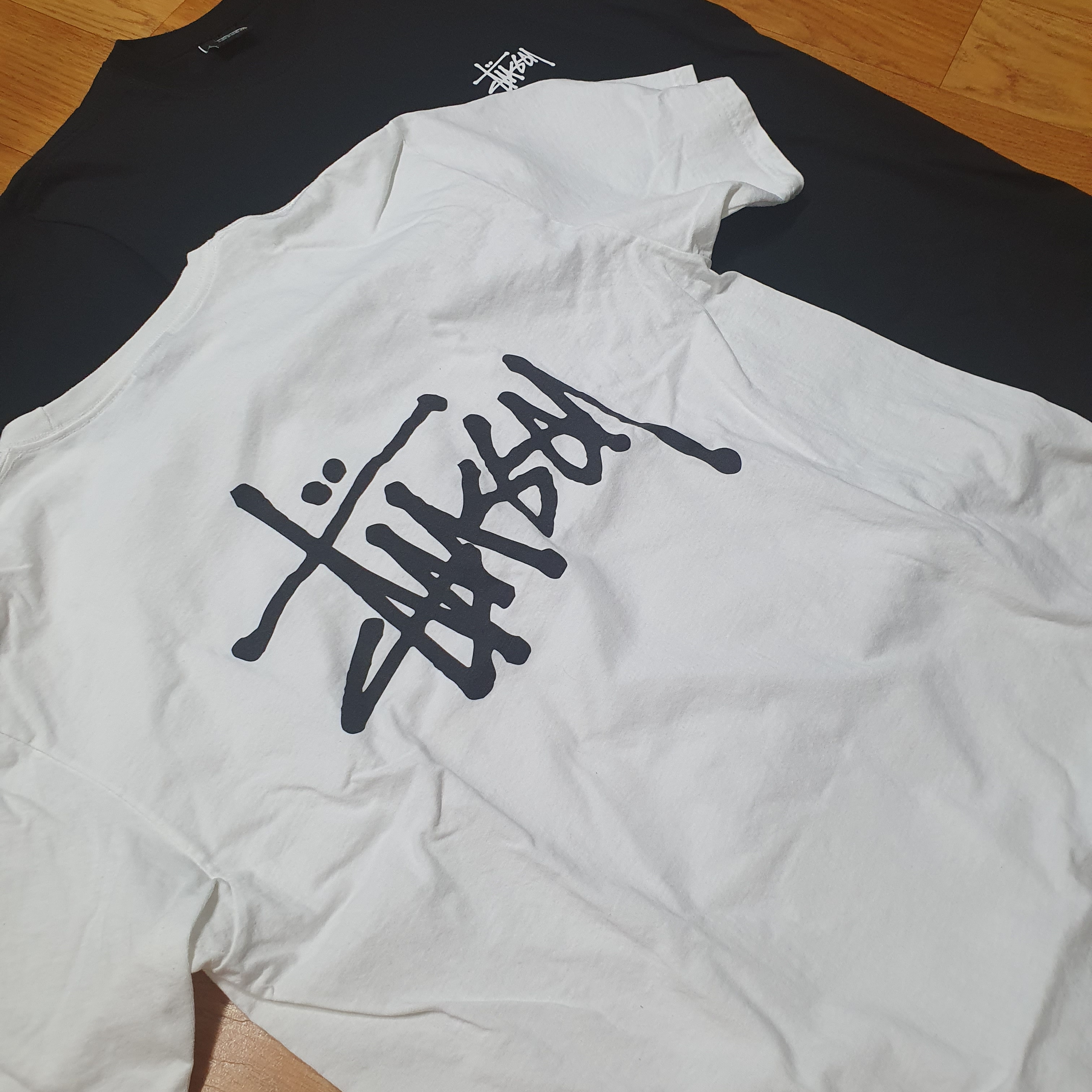 Stussy Basic Stussy T-Shirt Black 2023, Stussy Basic Stussy T-Shirt White 2023 착용 스타일