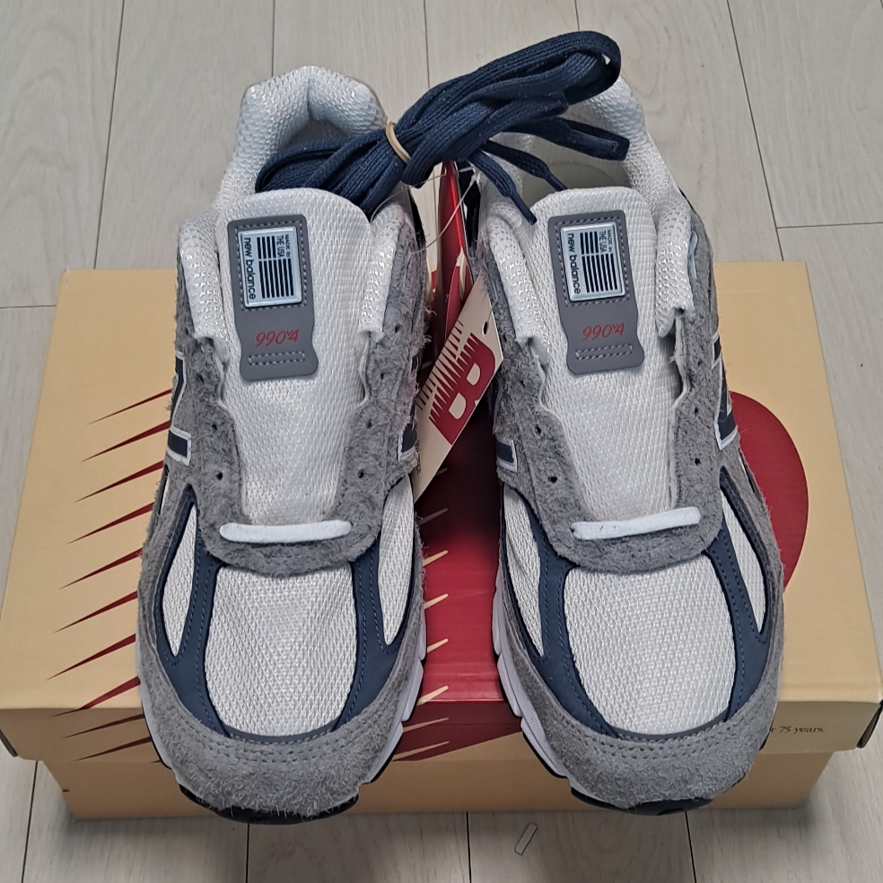 New Balance 990v4 Made in USA Gray Suede 착용 스타일 - 1