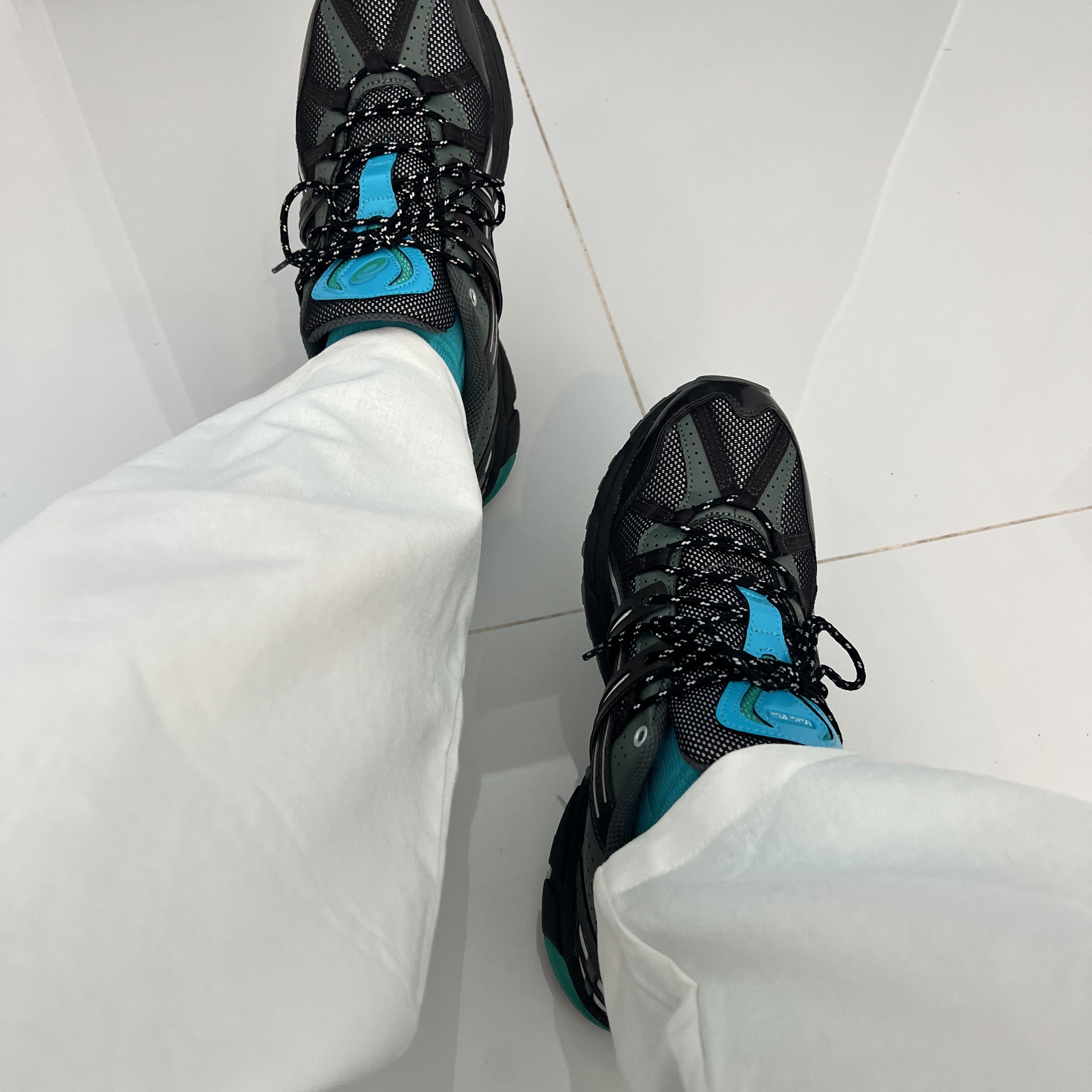 (W) Asics x Matin Kim Gel-Sonoma 15-50 Black Pure Silver, Stussy Melted T-Shirt White 착용 스타일 - 2