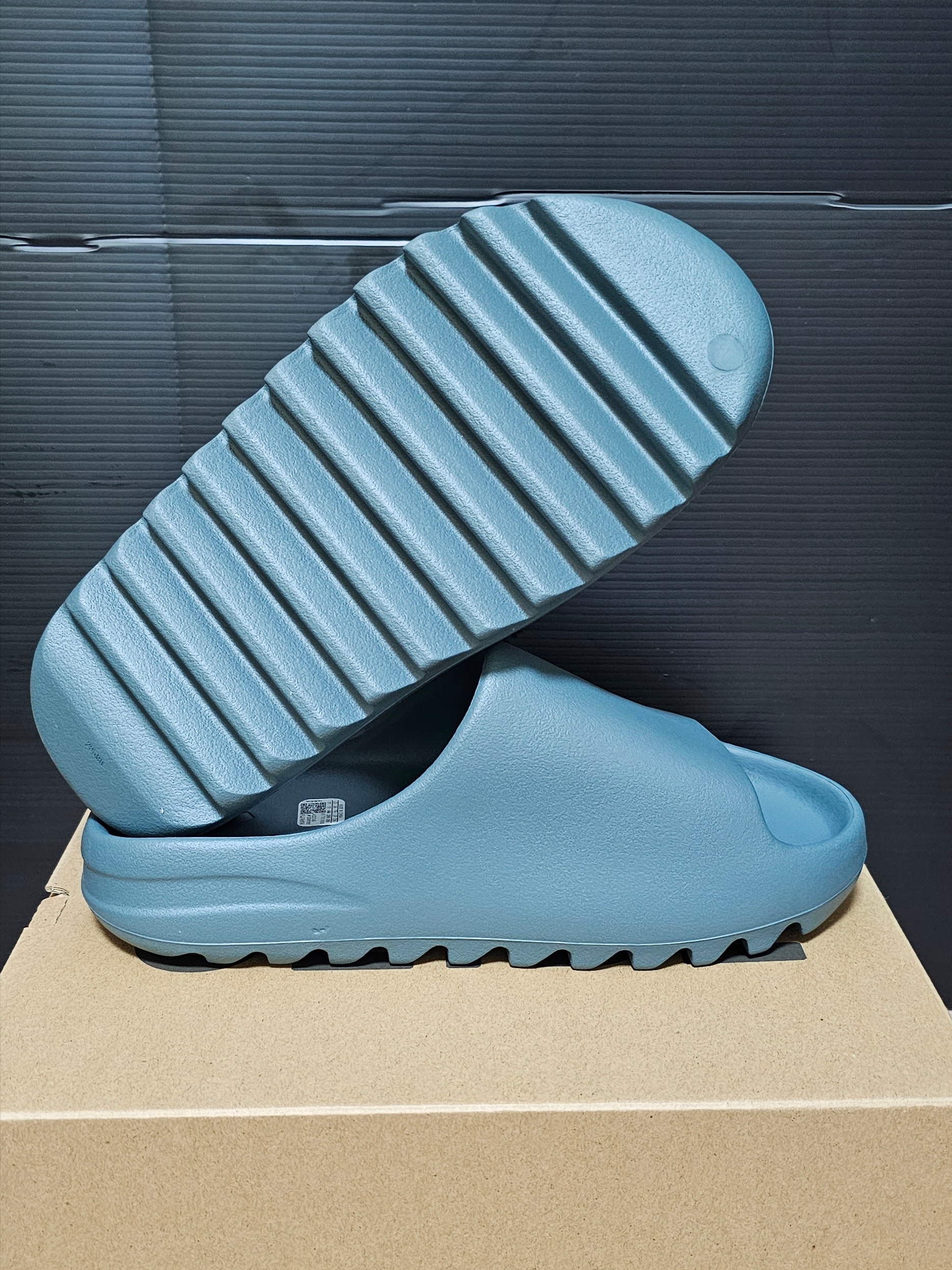 Adidas Yeezy Slide Slate Marine 착용 스타일 - 4