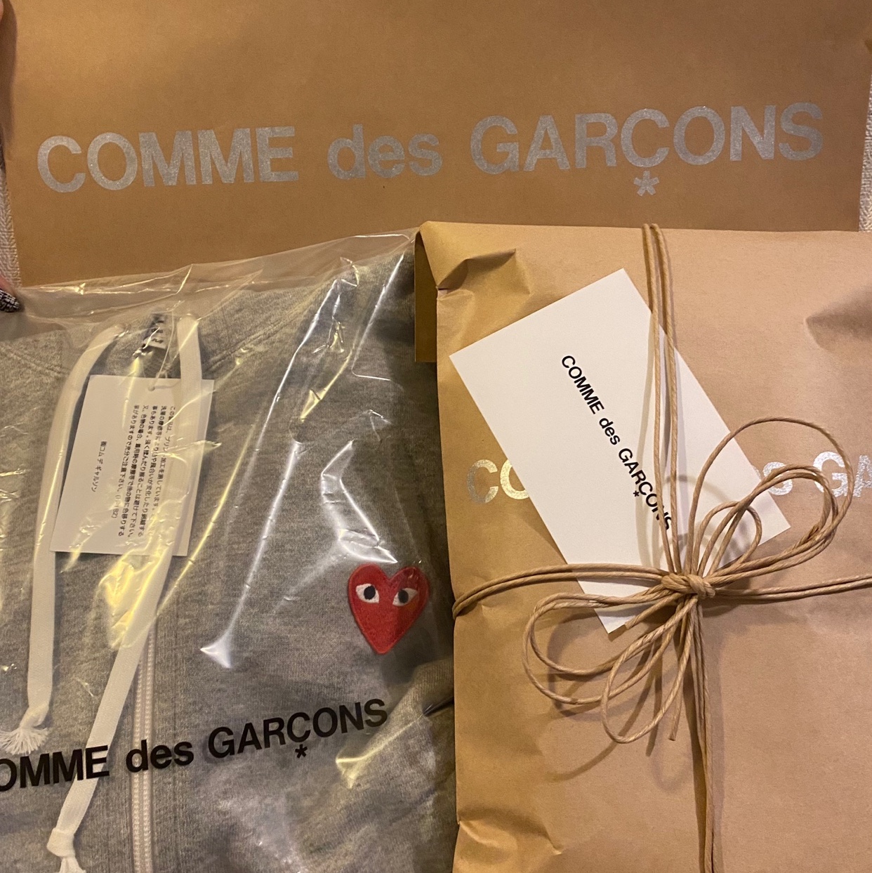 Play Comme des Garcons 5 Hearts Zip Hooded Sweatshirt Grey 착용 스타일