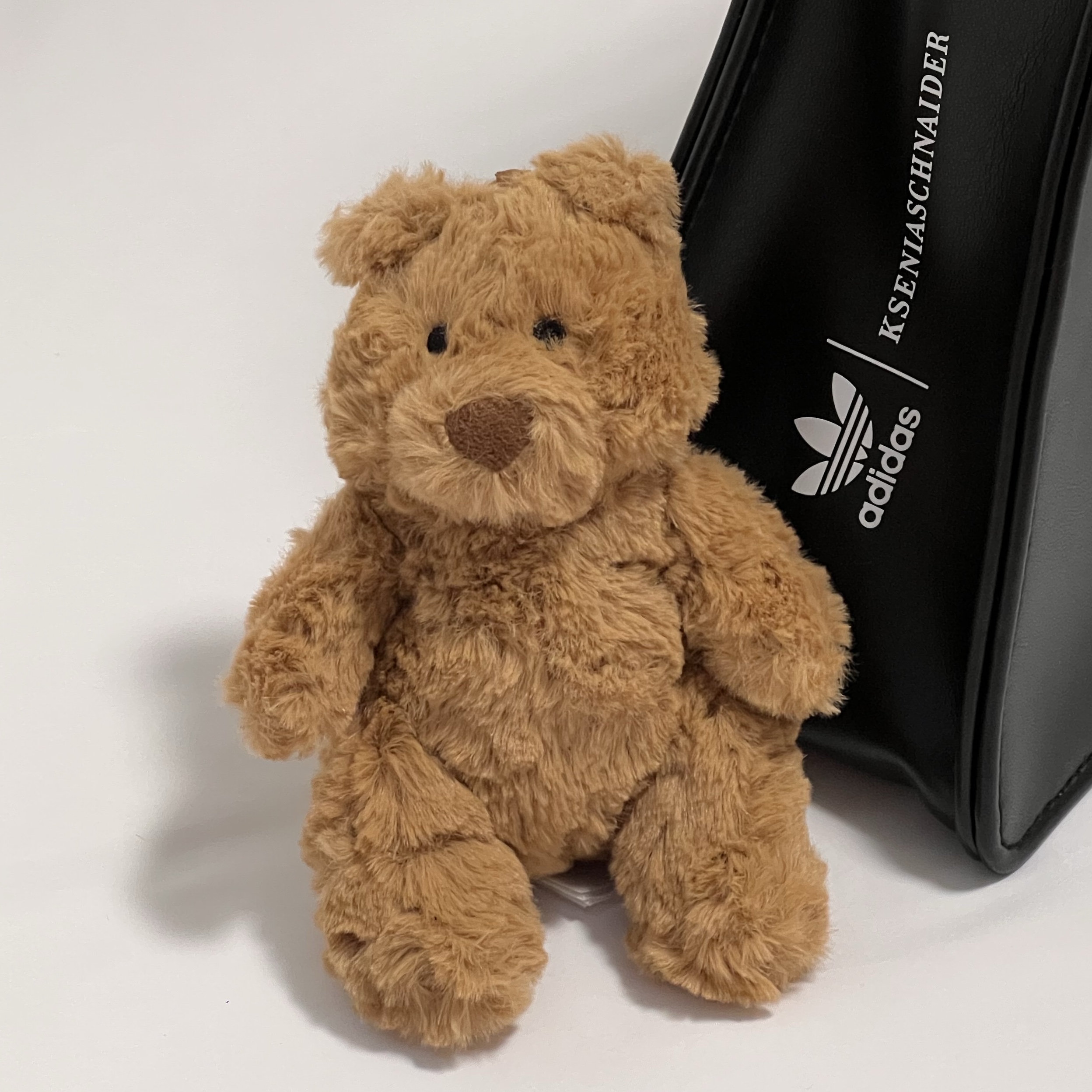 Jellycat Bartholomew Bear Bag Charm Brown, Adidas x Kseniaschnaider Mini Airliner Bag Black 착용 스타일 - 2