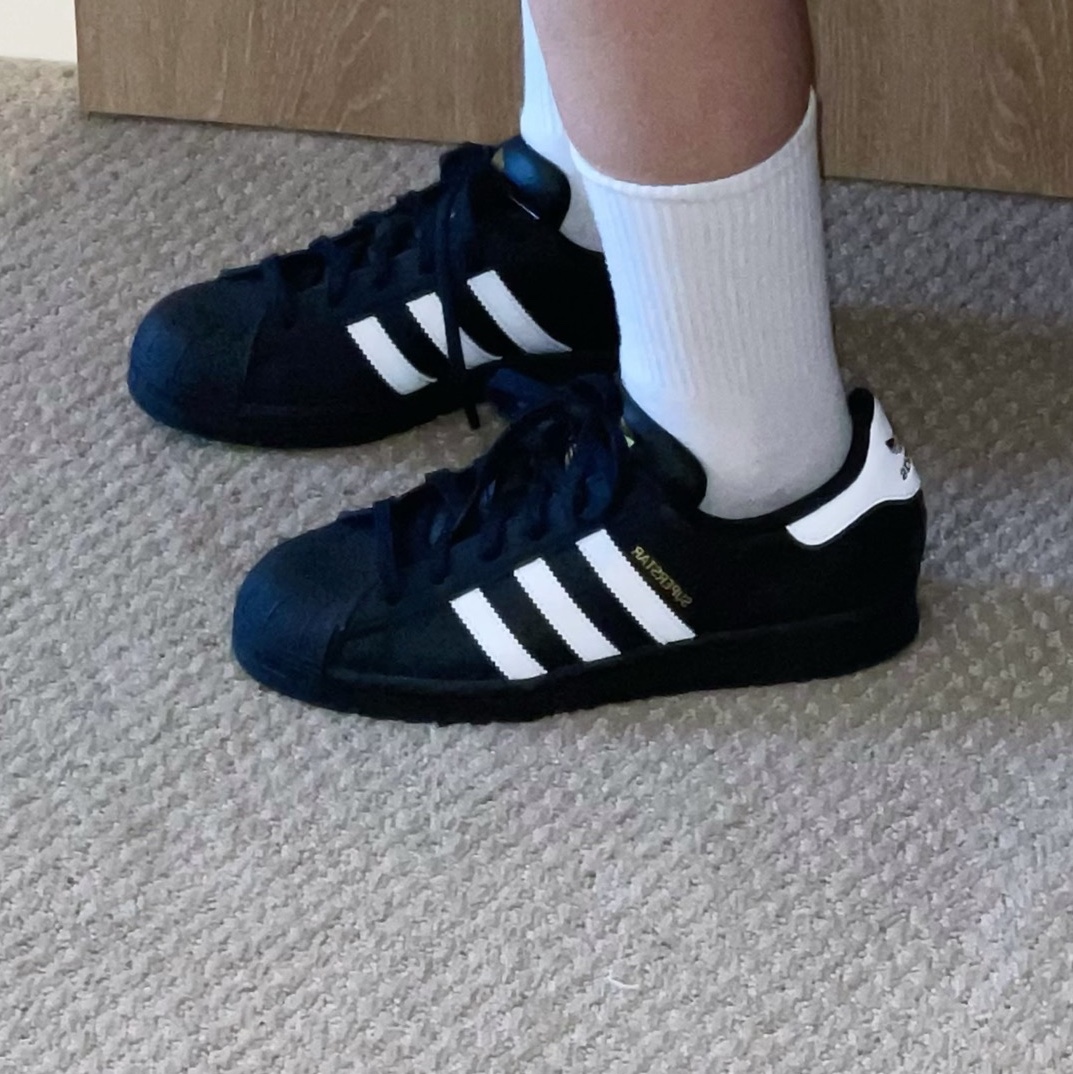 Adidas Superstar Core Black White 착용 스타일