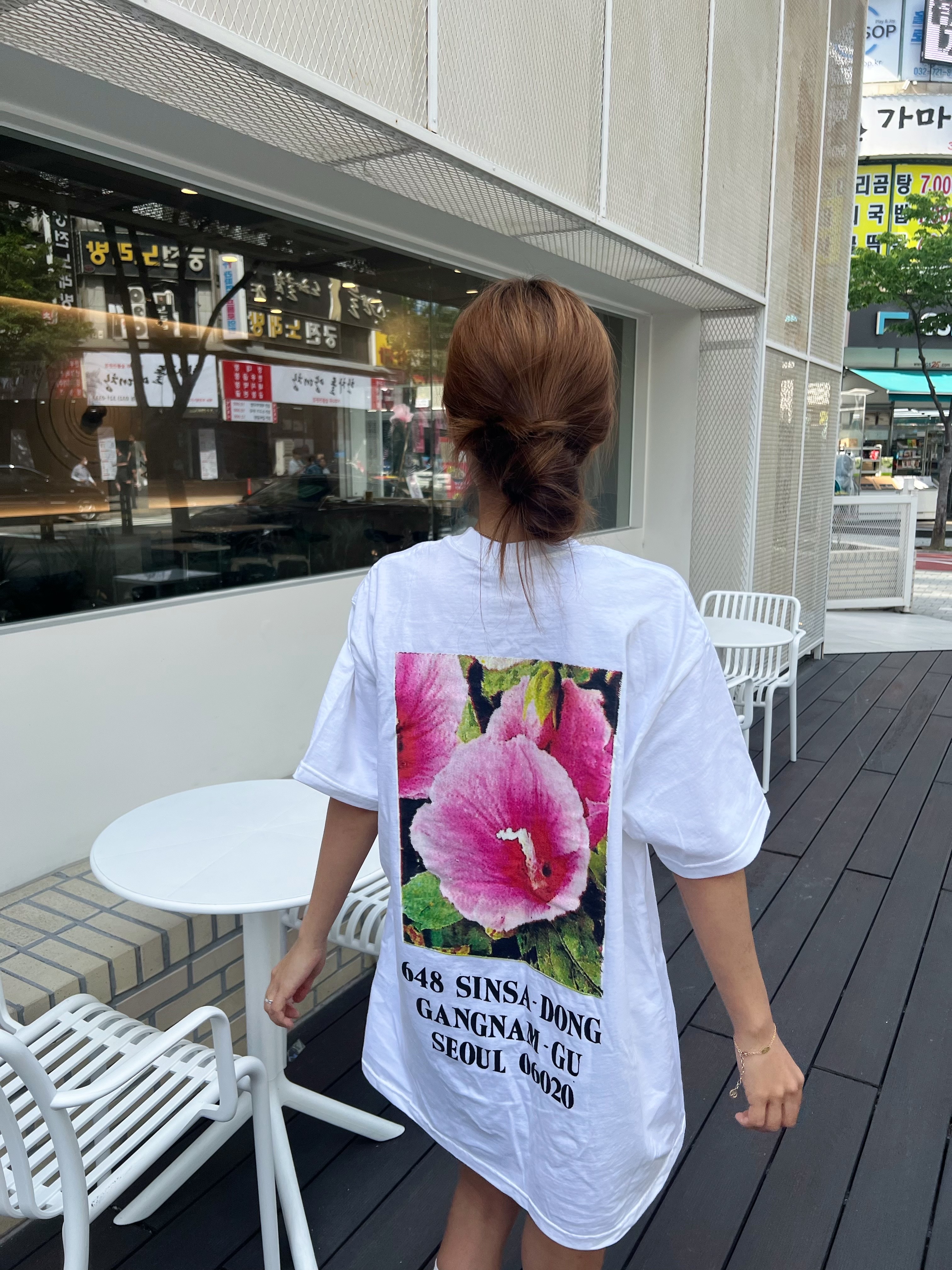 Supreme Seoul Box Logo T-Shirt White - 23FW, Jordan 1 x Travis Scott Retro Low OG SP Sail and Ridgerock 착용 스타일 - 3