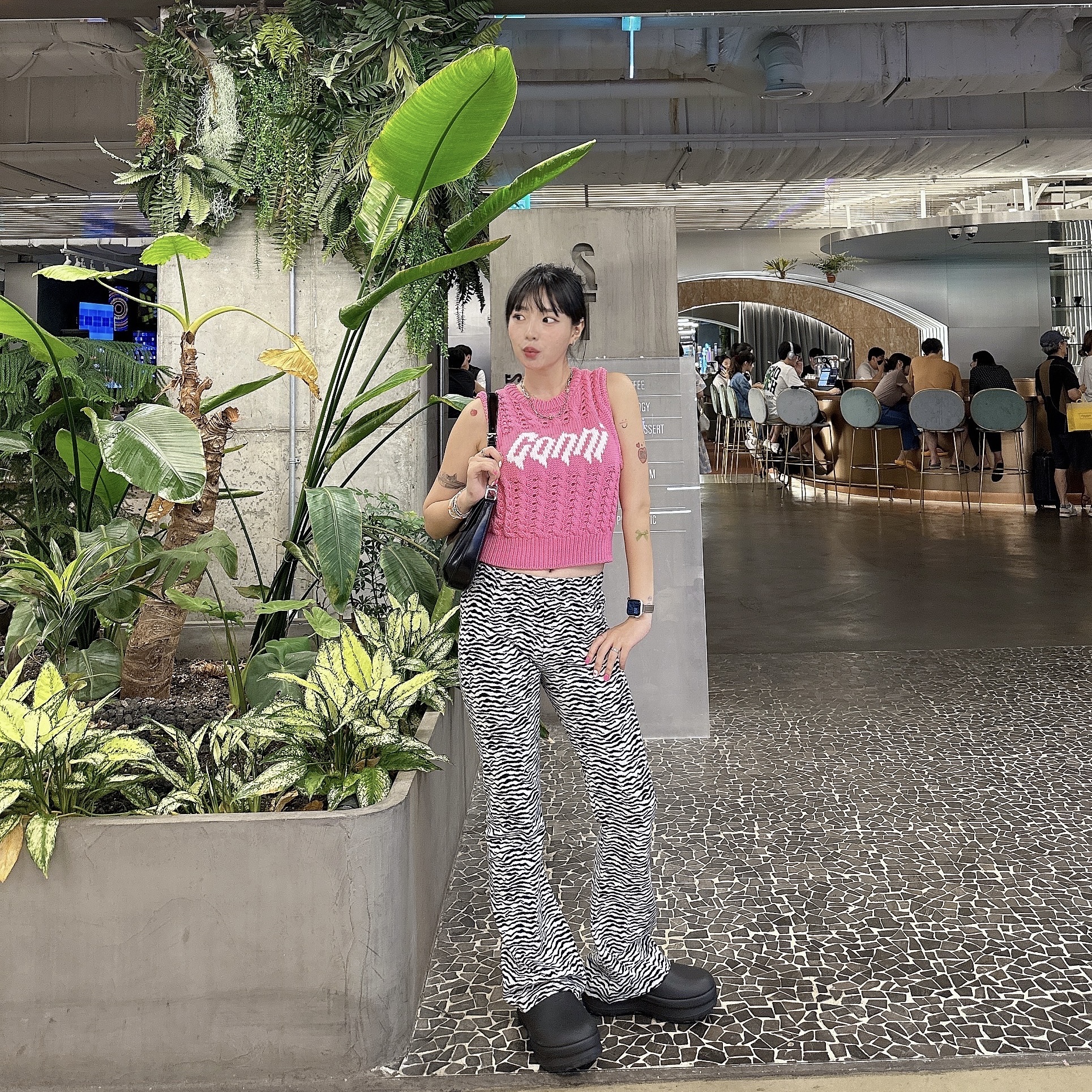 (W) Ganni Rope Cropped Vest Bonbon, (W) Adidas Adifom Stan Smith Mule Core Black 착용 스타일 - 2