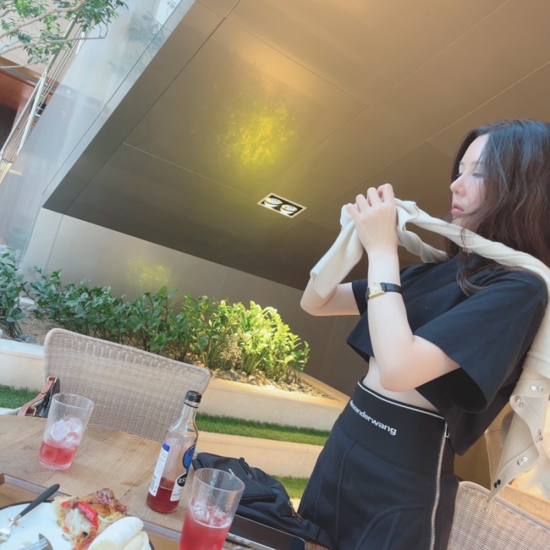 (W) Alexander Wang Logo Elastic Mini Skirt in Ribbed Jersey Black, Cartier Tank Louis Watch Large Quartz Yellow Gold Alligator Skin Dark Grey 착용 스타일 - 2