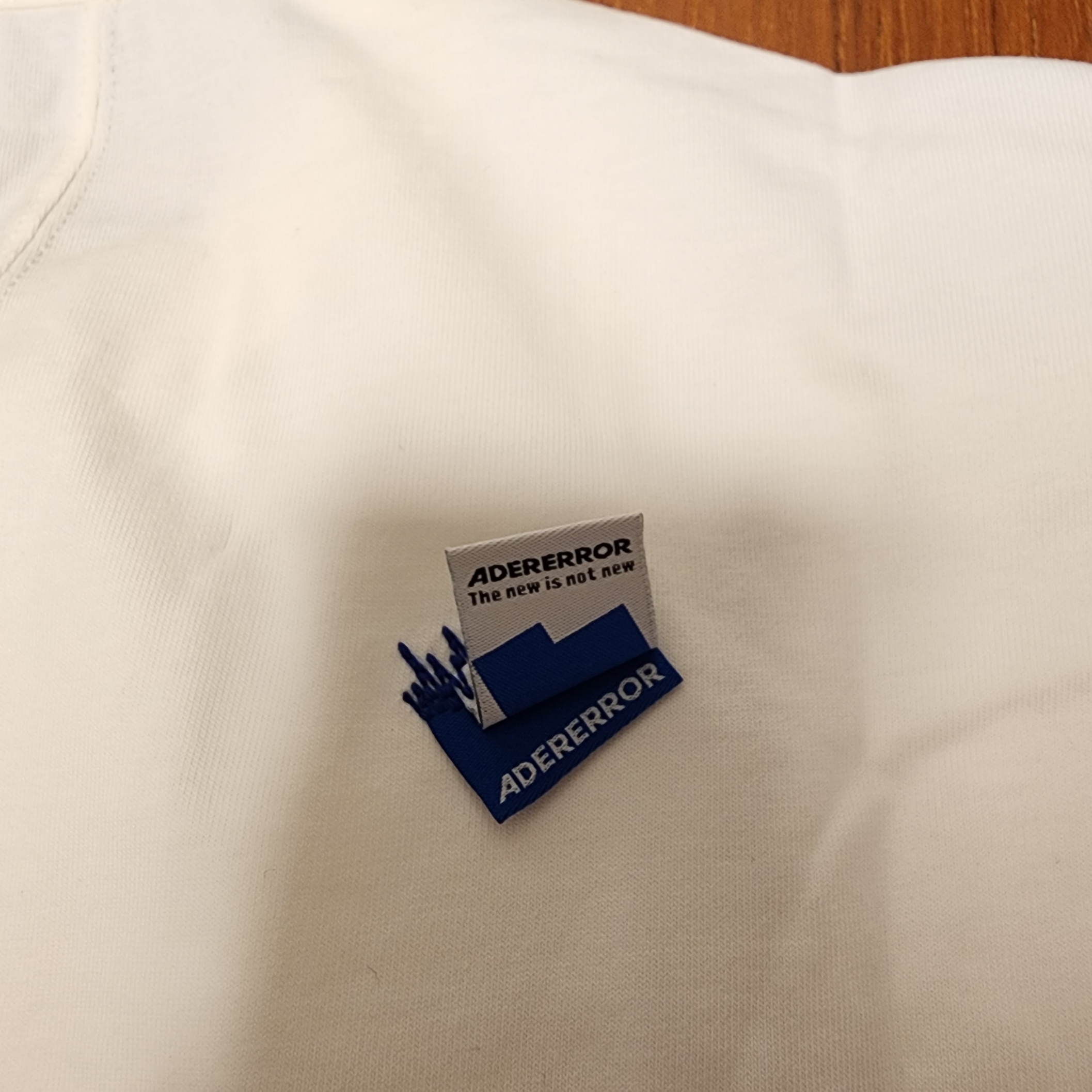 Converse x Ader Error Shapes T-Shirt Cloud Dancer 착용 스타일 - 5