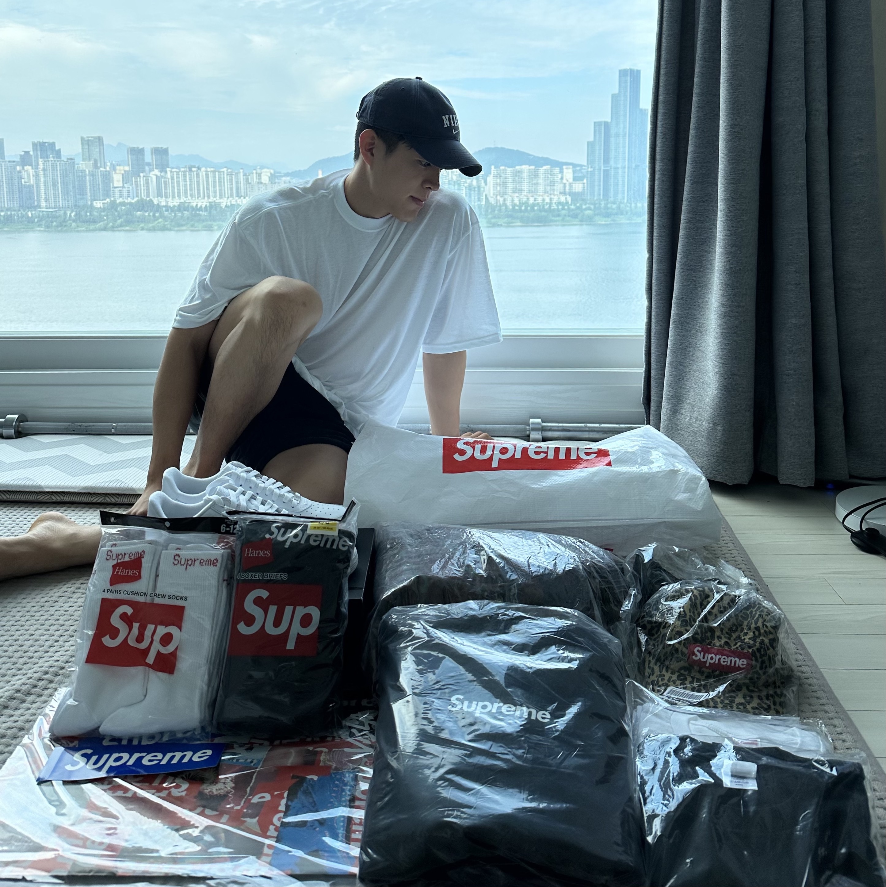 Supreme Seoul Box Logo T-Shirt White - 23FW, Supreme Seoul Box Logo Hooded Sweatshirt Black - 23FW 착용 스타일 - 1