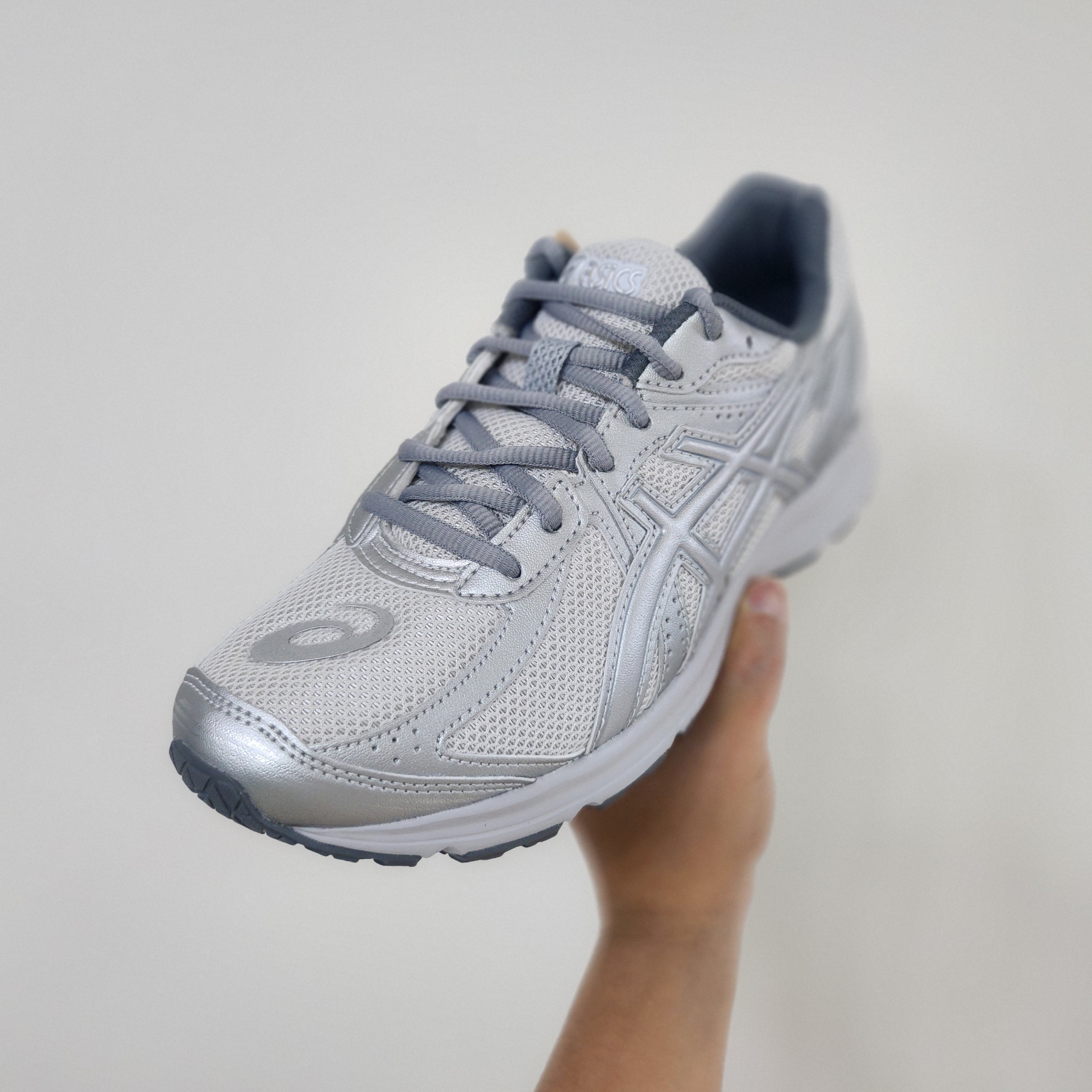 Asics Jog 100 S SMU Glacier Grey Pure Silver - 2E Wide 착용 스타일 - 1