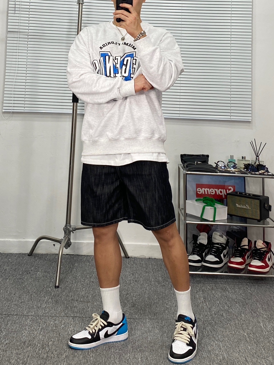 Jordan 1 Retro Low OG Black and Dark Powder Blue 착용 스타일 - 3