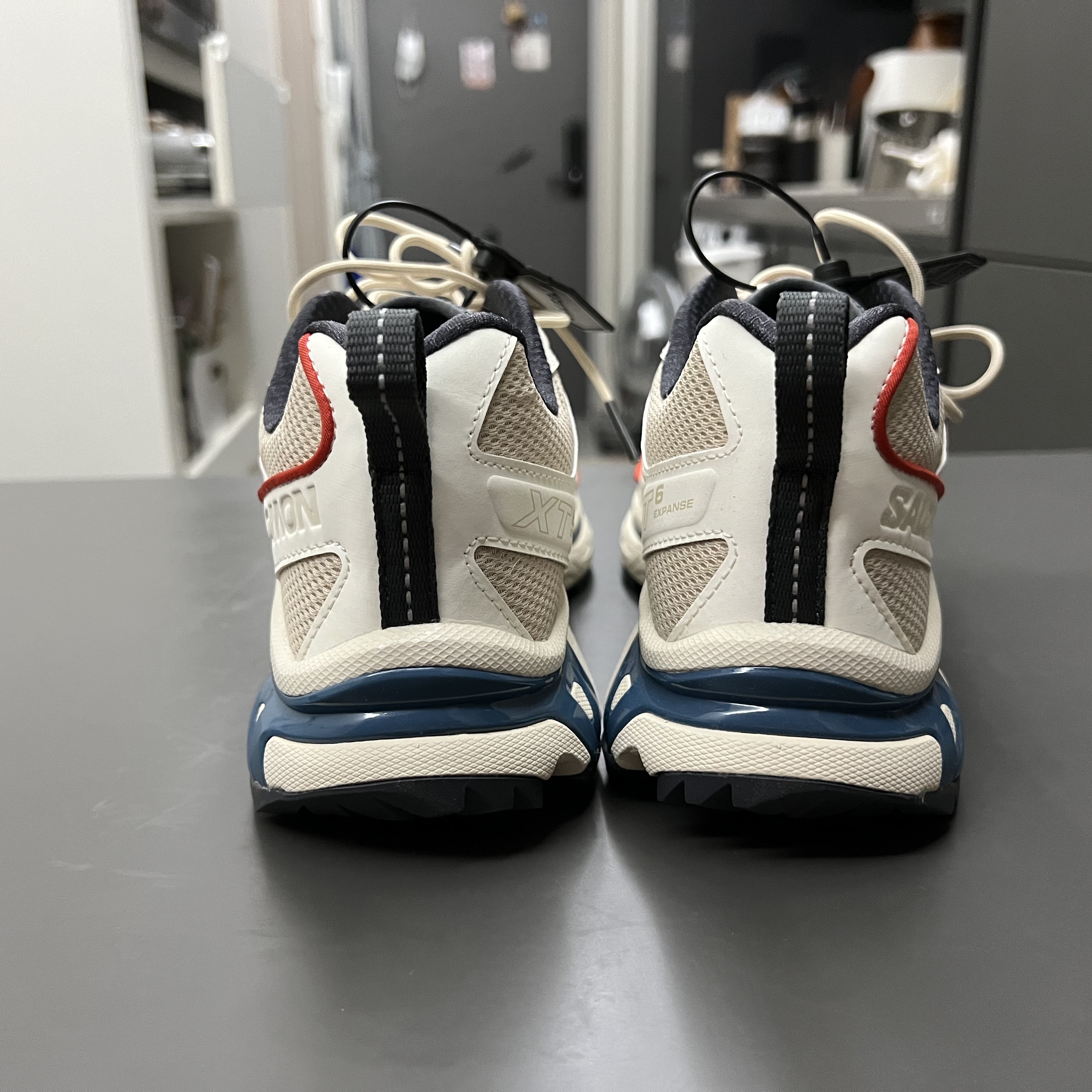 Salomon XT-6 Expanse Almond Milk Aegean Blue 착용 스타일 - 4
