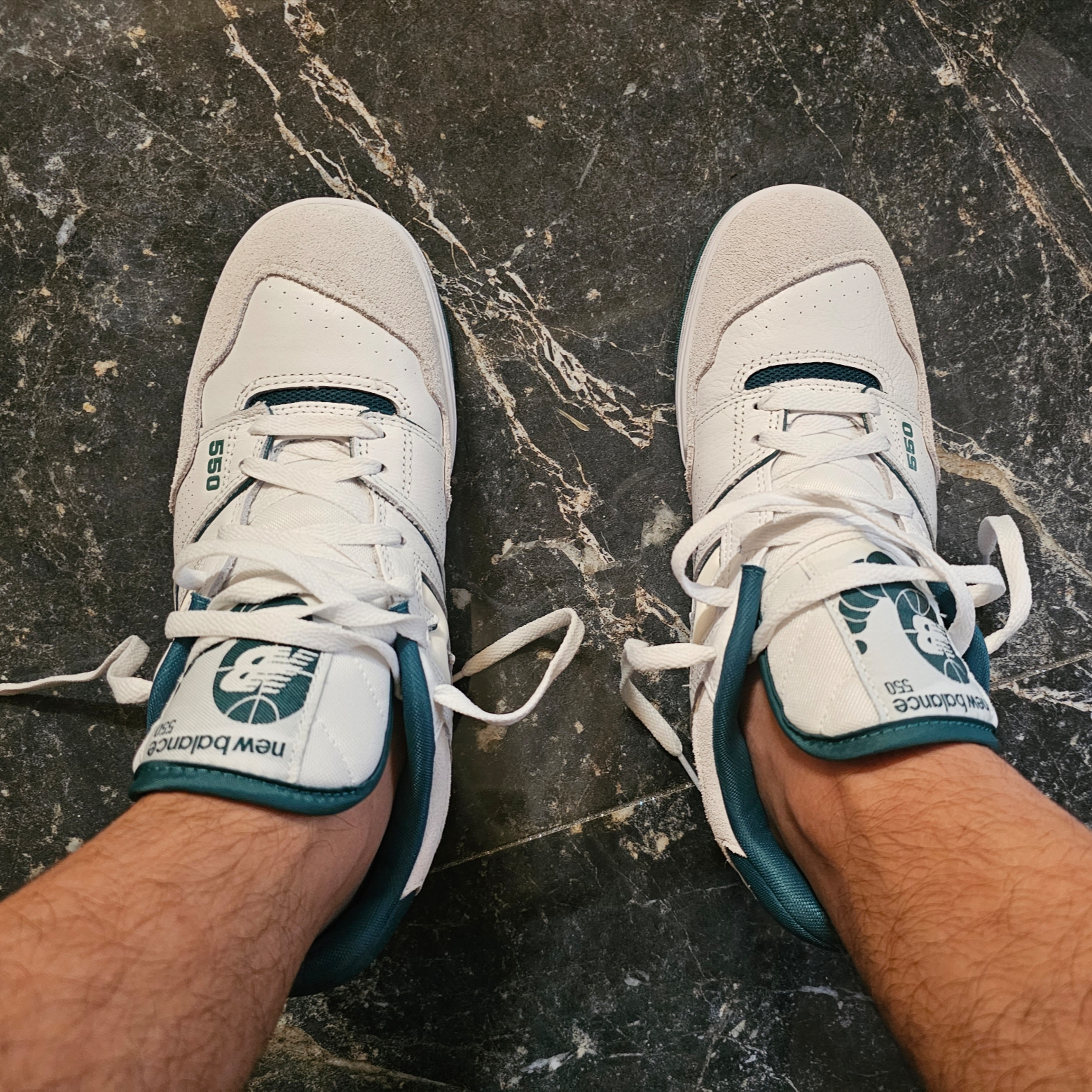 New Balance 550 White Vintage Teal - 2E Wide 착용 스타일 - 1
