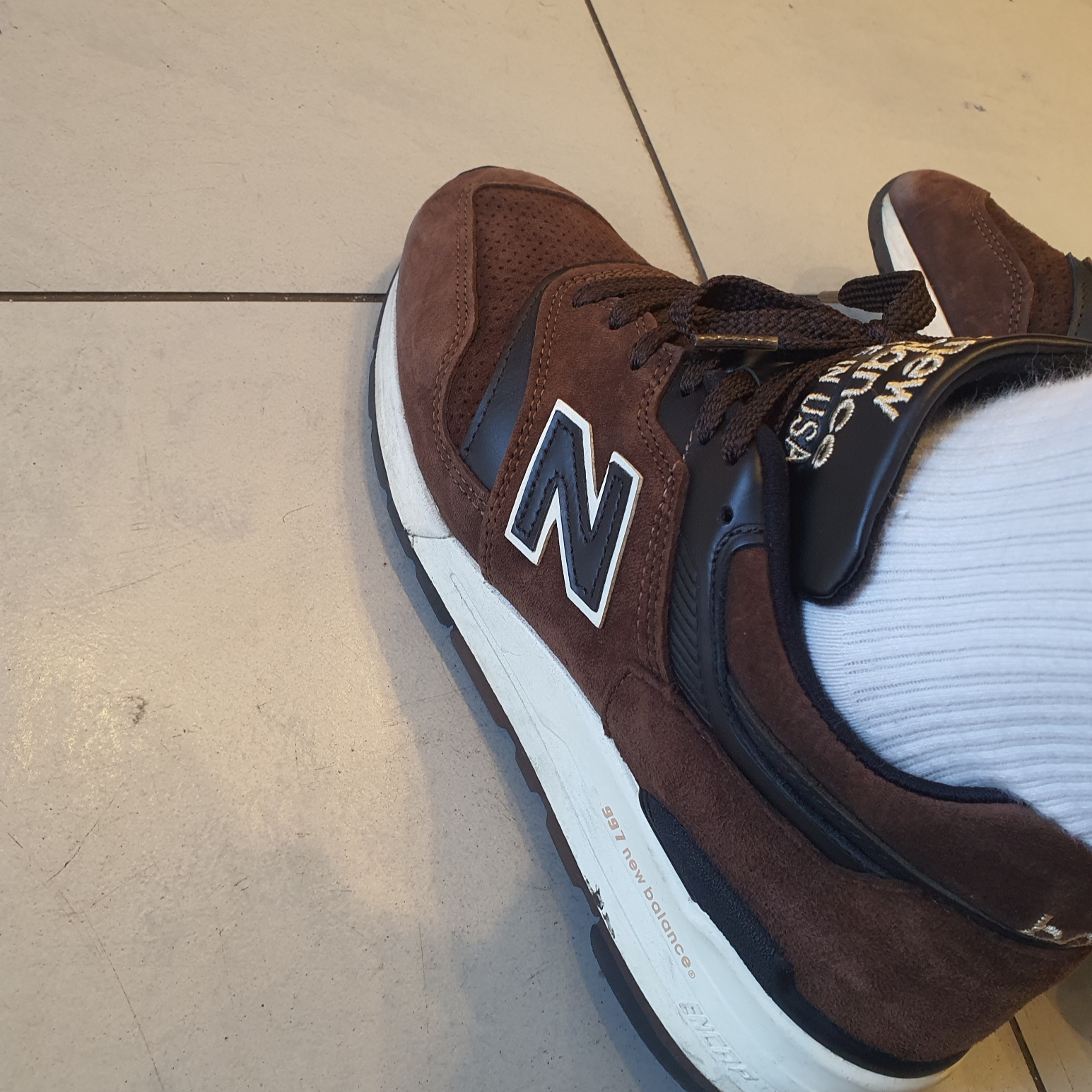 New Balance 997 Made in USA Distinct Authors Brown 착용 스타일 - 3