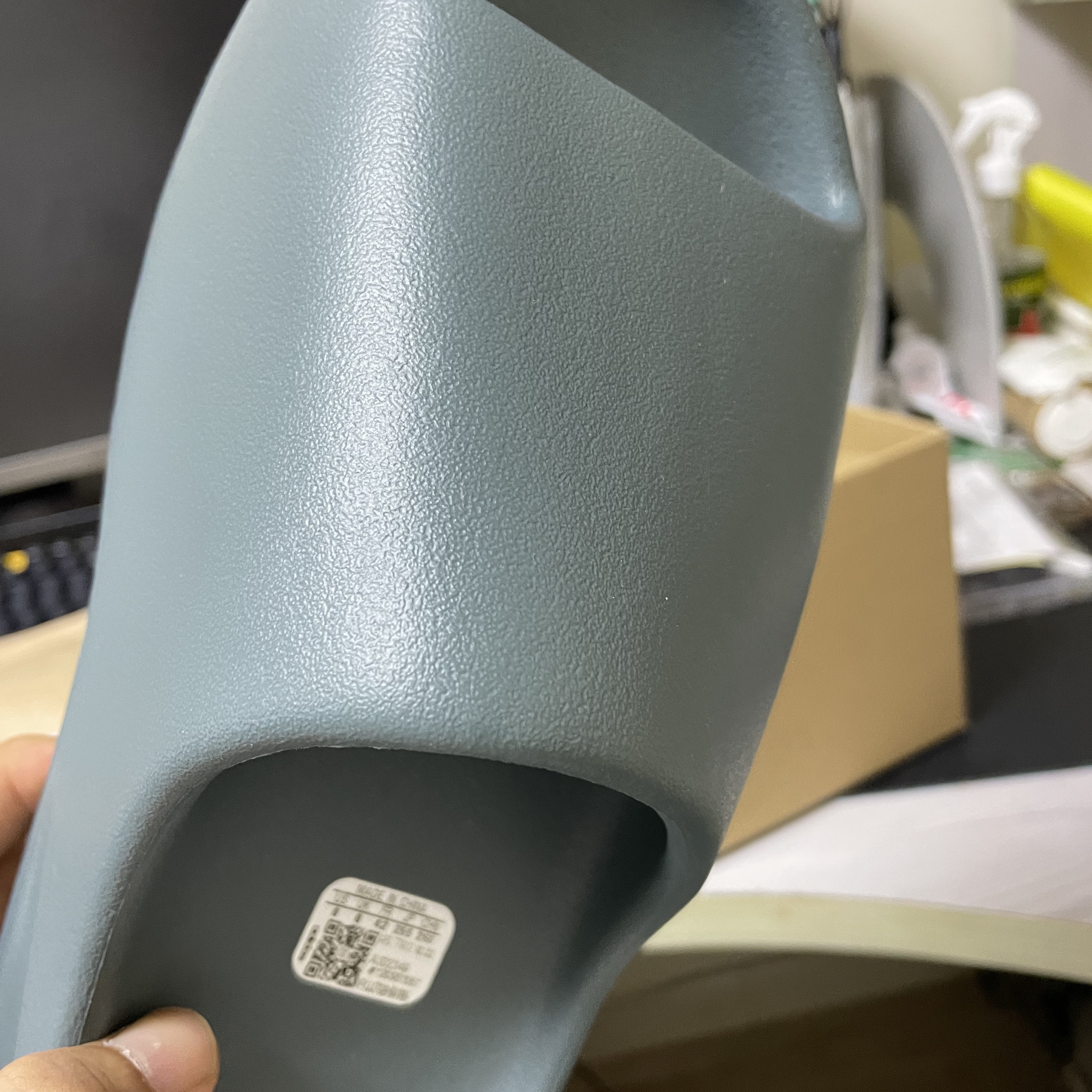 Adidas Yeezy Slide Slate Marine 착용 스타일 - 2