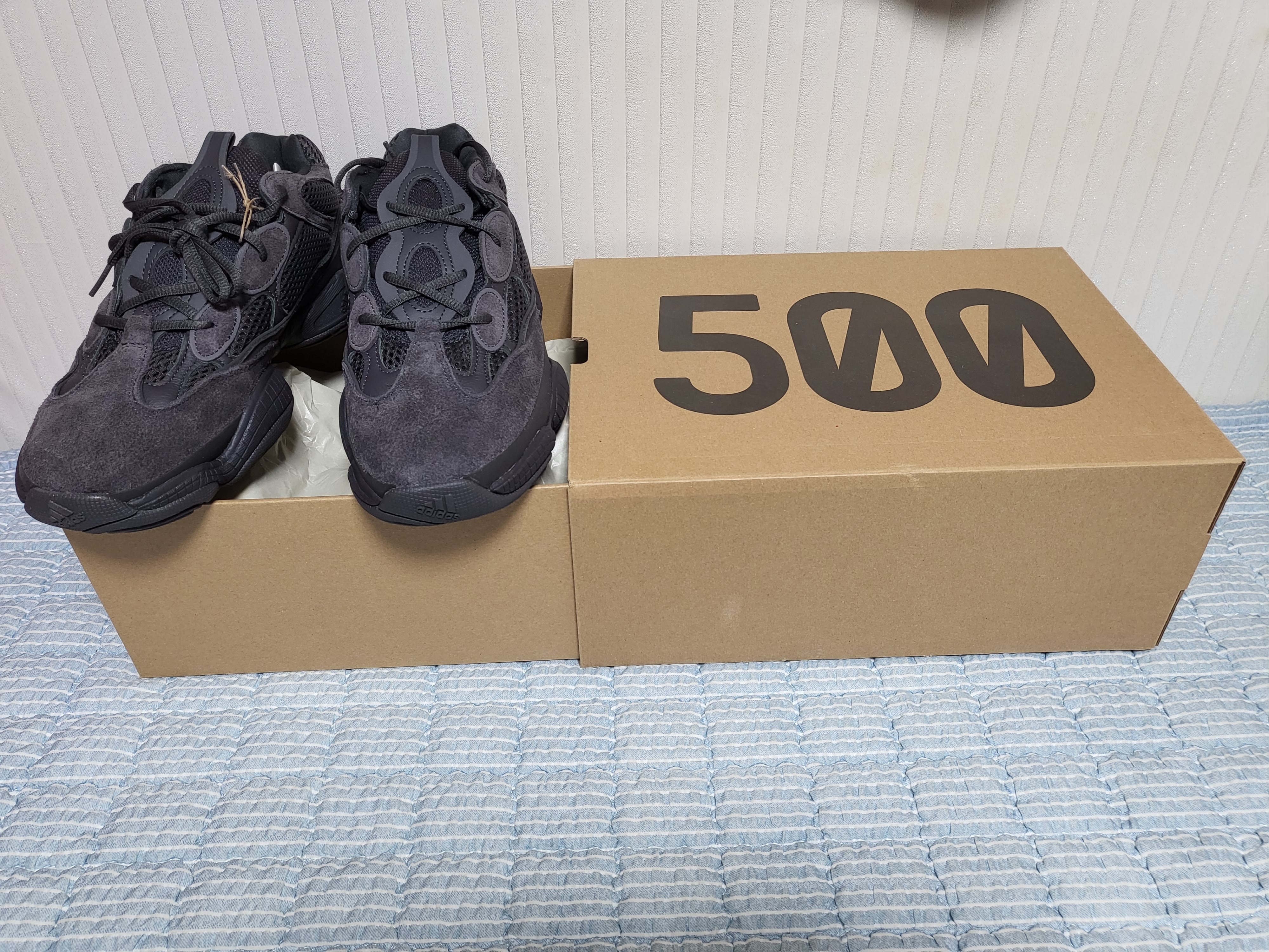Adidas Yeezy 500 Utility Black 2022/2023 착용 스타일