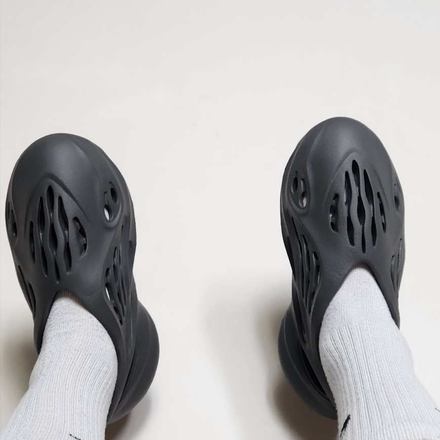 Adidas Yeezy Foam RNNR Carbon 착용 스타일