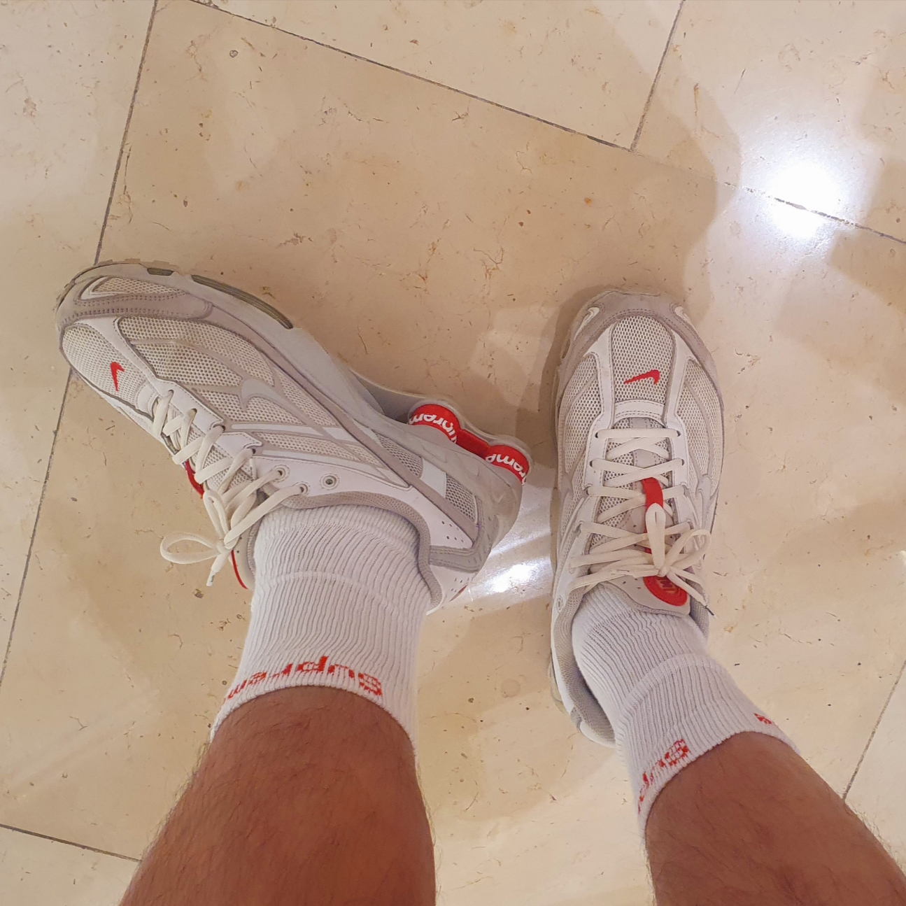 Supreme Hanes Crew Socks White (4 Pack) 착용 스타일