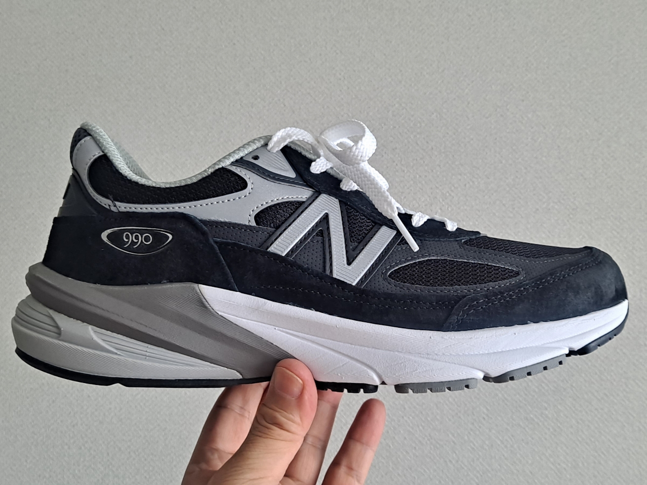 New Balance 990v6 Made in USA Black White 착용 스타일 - 1