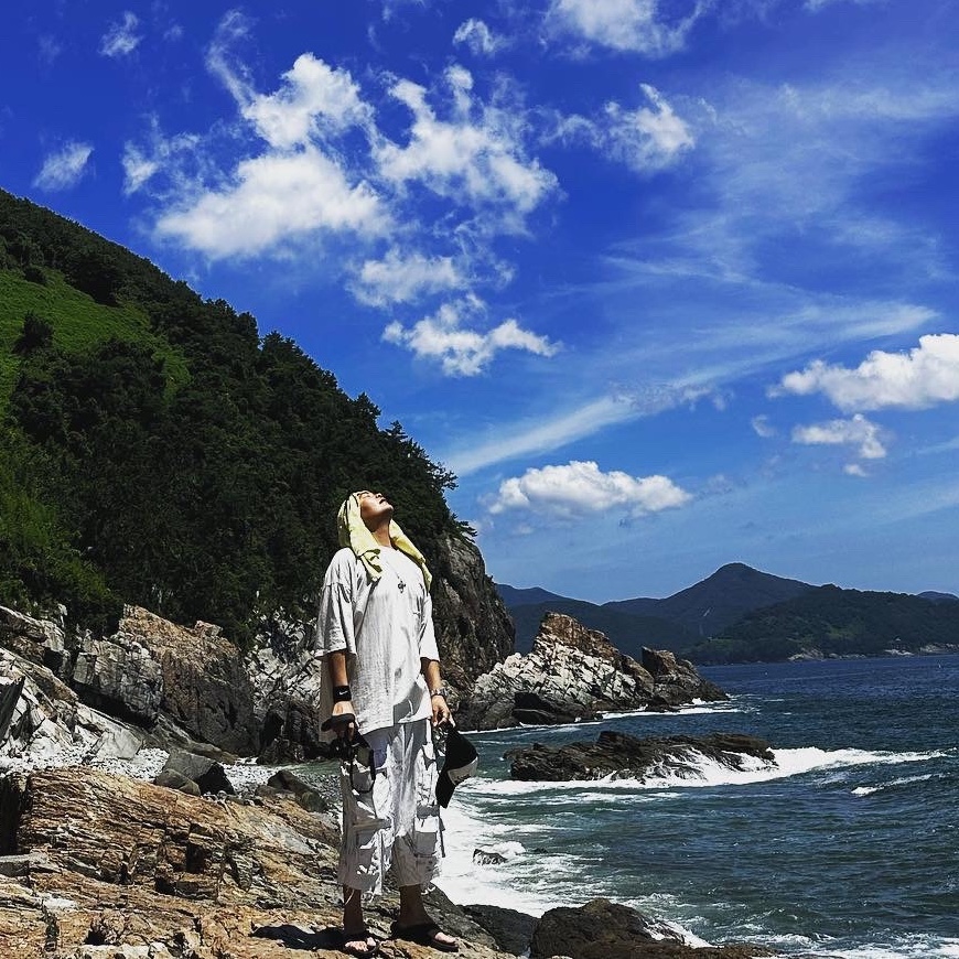 Nos Couleurs Distressed Cargo Shorts White 착용 스타일 - 4