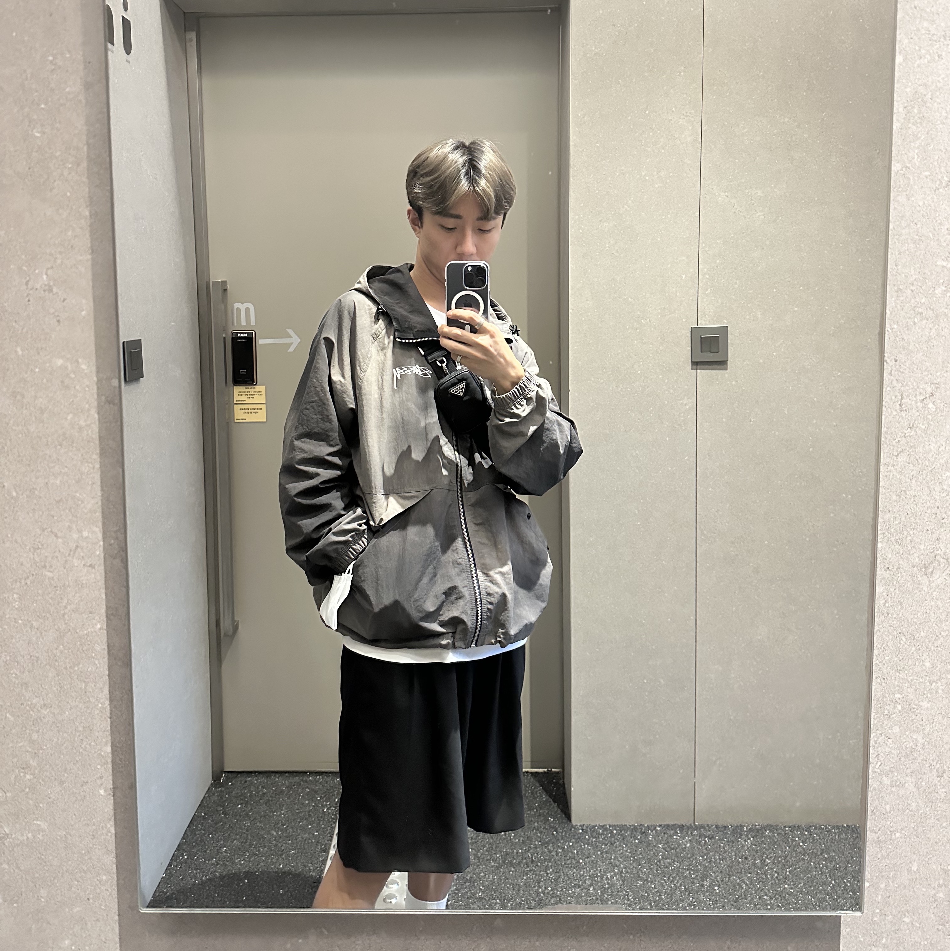 Stussy Wave Dye Beach Shell Jacket Black, Prada Re-Nylon and Saffiano Leather Shoulder Bag Black 착용 스타일 - 1