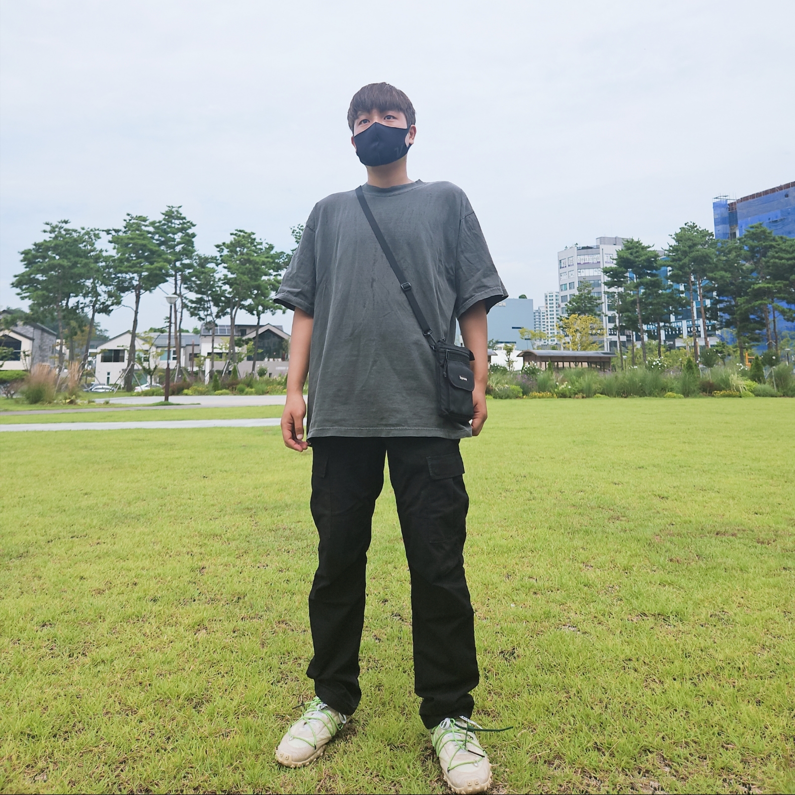 (W) Nike x Off-White Waffle Racer White, Supreme Shoulder Bag Black - 19FW 착용 스타일 - 1