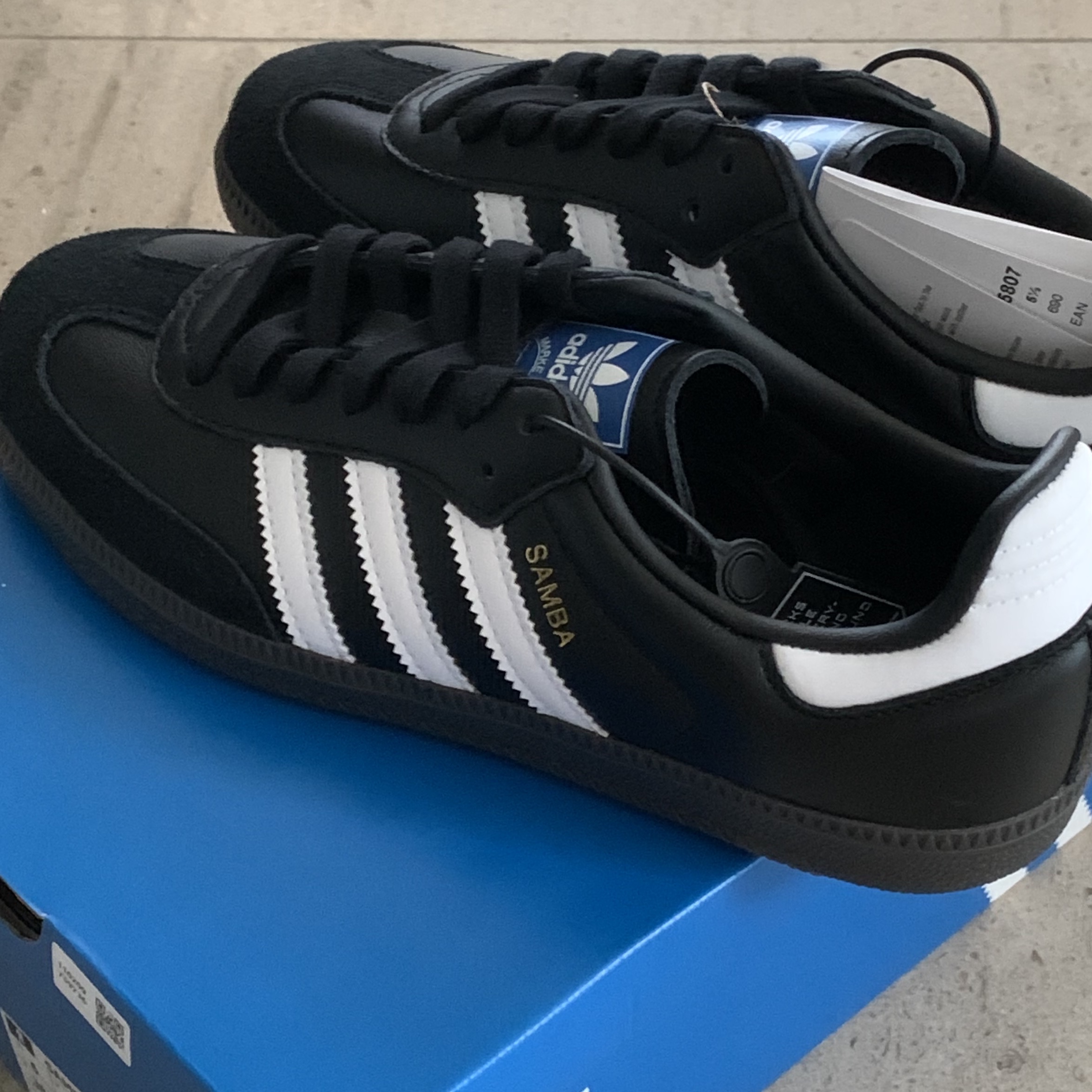 Adidas Samba OG Black White Gum 착용 스타일