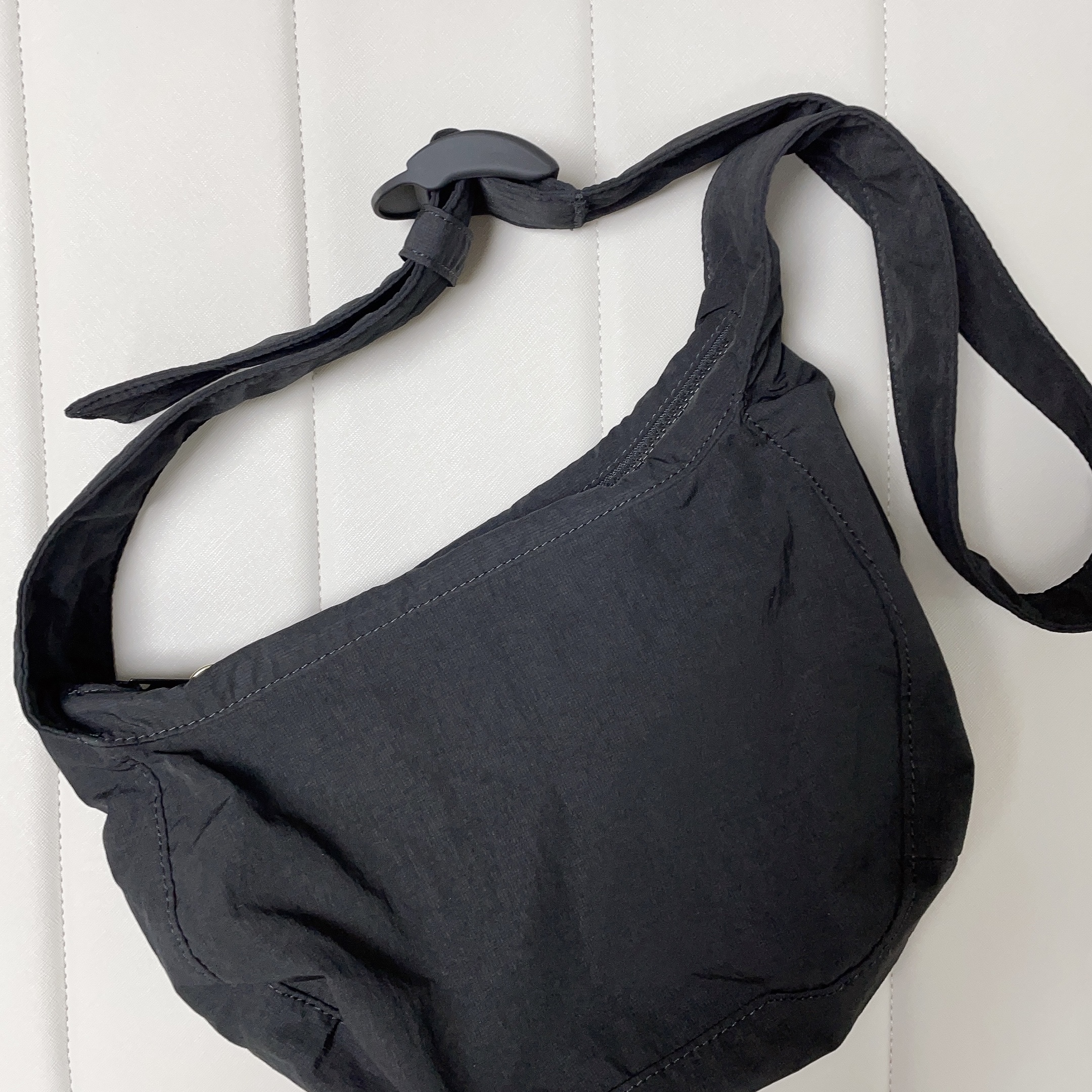 COS Nylon Crossbody Saddle Bag Black 착용 스타일