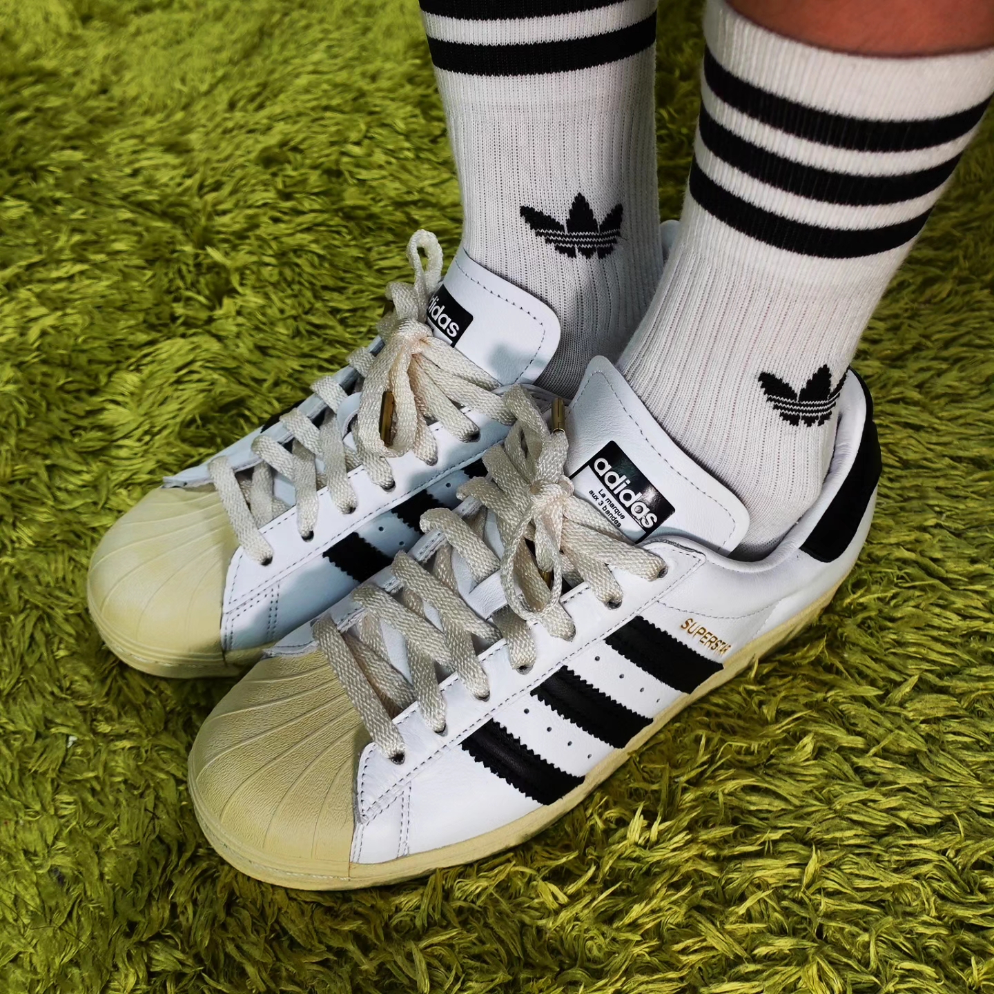 Adidas Superstar Premium White Black, Adidas Superstar White Black 착용 스타일 - 1